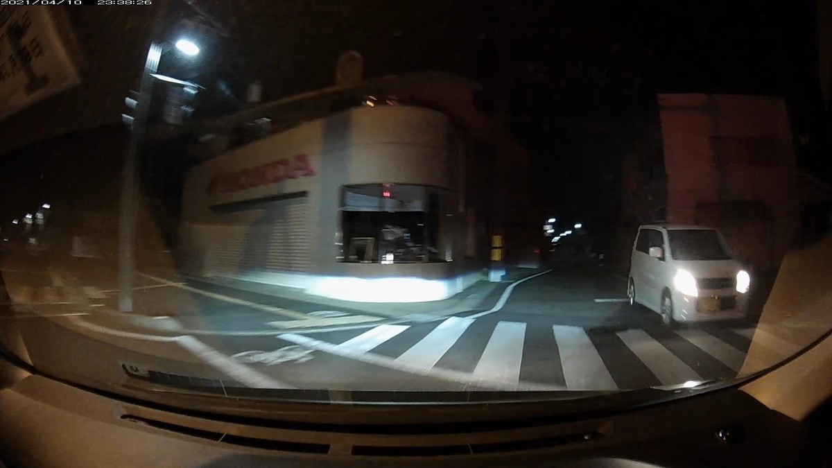 ー遭遇車リストー 〇遭遇順 車種 塗色 ナンバー 自宅までの距離 (容疑・特徴) 令和3年4月10日㈯遭遇車総数6台。 ①軽自動車 白 倉敷58〇 〇 ・329 2900m(3桁ナンバー) ②軽自動車 白 〇〇〇〇〇〇 〇 3546 2400m(3文字地名) ③アクア 白 岡山502 ぬ 4835 2300m ④軽自動車 橙 岡山584 そ ・900 1900m(3桁キリ番) ⑤マーチ 白 岡山544 と ・・10 1700m(’2桁ナンバー) ⑥軽自動車 青 岡山581 も 2725 900m(青系塗色)