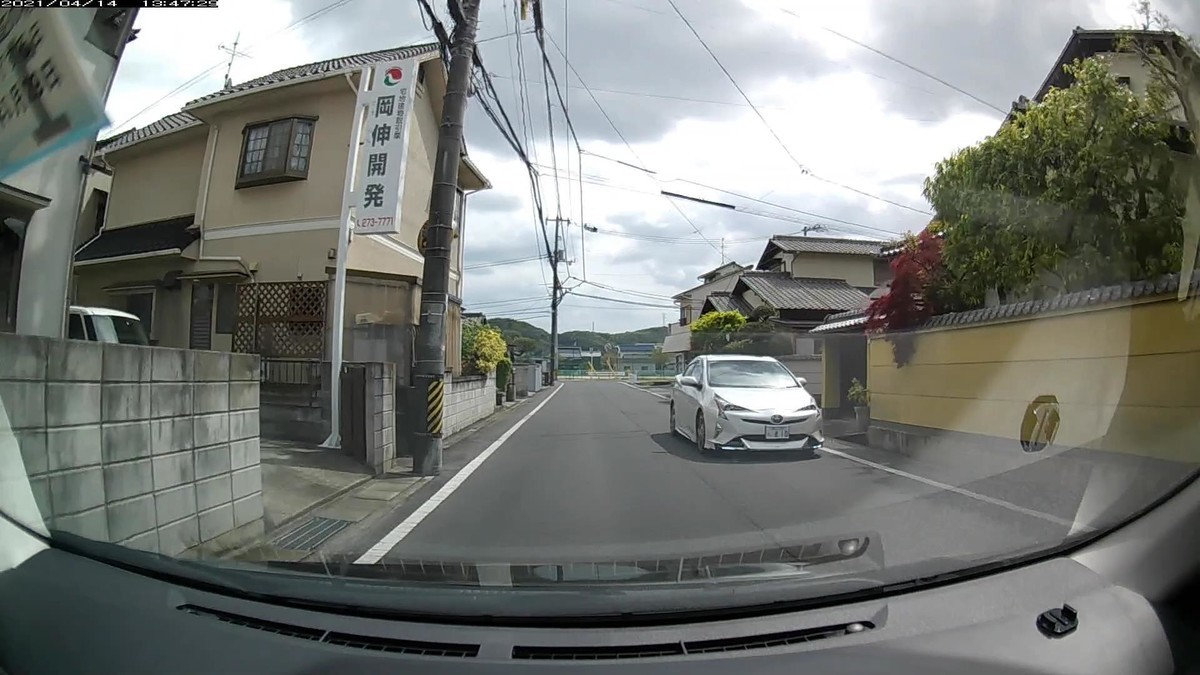 【令和3年4月14日㈬】 自宅500m圏内遭遇車数2台。 その内の2台目が、うっすら、毎日の嫌がらせ容疑要件満足。この日の状況は非常に下火的で訝しみ損でしかないが、身に覚えのない、車の関係ない嫌がらせを様々受けつつ、同じ分析が当てはまる、こういった状況を毎日連続経験すると、偶発たり得ないと感じて当然である。人類の大方は、そういう下等種族。 〇遭遇順 車種 塗色 ナンバー 遭遇地点までの走行距離 (容疑) ②プリウス 白 岡山343 ふ ・810 140m’(3桁ナンバー)