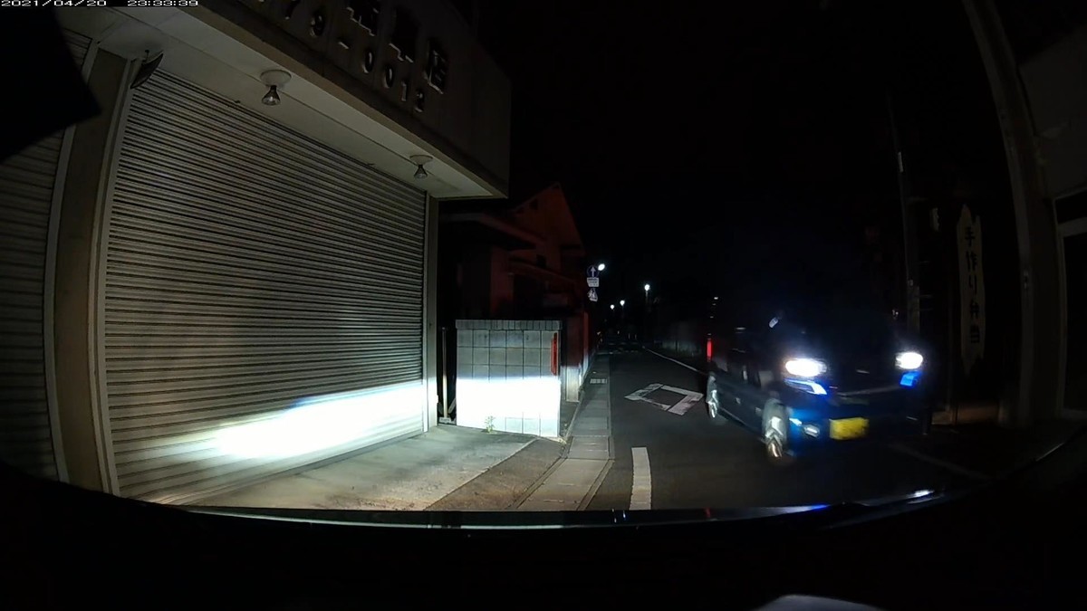〇遭遇順 車種 塗色 ナンバー 自宅までの距離 (容疑・特徴) 令和3年4月20日㈫ 遭遇車総数3台。 ①N-BOXカス 青 岡山581 き 2703 110m(青塗色) ②車種不明 黒 岡山332 ふ 8500 800m(赤鉄道画像ググらせ) ③RAV-4 黒 岡山382 〇 ・・24 2650m(拳銃画像ググらせ2桁)