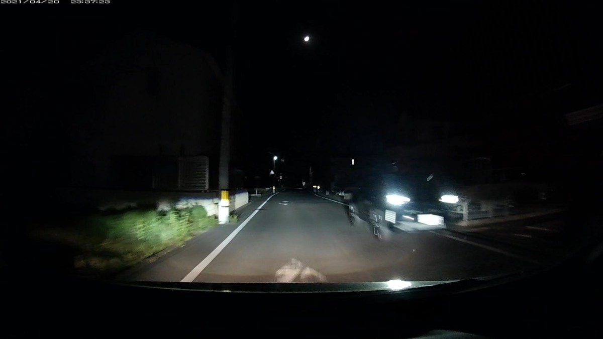 〇遭遇順 車種 塗色 ナンバー 自宅までの距離 (容疑・特徴) 令和3年4月20日㈫ 遭遇車総数3台。 ①N-BOXカス 青 岡山581 き 2703 110m(青塗色) ②車種不明 黒 岡山332 ふ 8500 800m(赤鉄道画像ググらせ) ③RAV-4 黒 岡山382 〇 ・・24 2650m(拳銃画像ググらせ2桁)