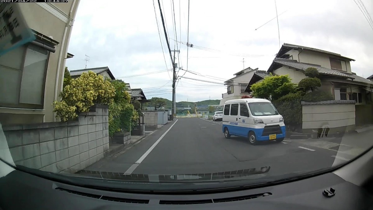 【令和３年４月２２日㈭】   　自宅４００ｍ圏内４台遭遇。  　そのすべてが、しっかりと毎日の嫌がらせ容疑要件を満足した。それぞれ、青塗色、黄塗色、青白２トーン塗色、赤塗色だった。まことに馬鹿馬鹿しい分析ではあるが、前夜遭遇した２台の対向車が２台とも赤塗色の嫌がらせナンバーだったことと連携していると訝しめる、物理的可能性は否定できない。（つまるところは、嫌がらせになりさえすればなんでもいいという程度の、低能の低能による低能のための、幼稚な政治である。）     　身に覚えのない、車の関係ない嫌がらせを様々受けつつ、毎日まったく同じ分析が当てはまる、同様の状況を何年も連続で経験すると、すべてがすべて偶発である訳ではないと感じて当然。  　人類の大方は、そういうゴミカス嫌がらせ下等種族であって、スパイト行動の申し子である。自らの、どうにも抗えないスパイト行動本能、本能的シャーデンフロイデ情動に基づく矛盾した精神に、宗教的妄想で折り合いをつける、恥ずかしいゴミの集団である。     〇遭遇順　車種　塗色　ナンバー　遭遇地点までの走行距離　（容疑）  ①ｅＫ　　　　青水　岡山５８１　ぬ　９７６４　　７０ｍ（いきなり青塗色）  ②スペーシア　黄　　岡山５８１　と　９６４５　　７０ｍ（いきなり青と黄の連続）  ③ハイゼット　青白　岡山４８０　と　３１６１　１６０ｍ（一応青塗色）  ④原付　　　　赤　　ナンバー不明　　　　　　　３１０ｍ（いきなり青黄青赤の連続）