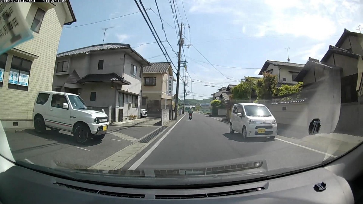 〇遭遇順　車種　塗色　ナンバー　遭遇地点までの走行距離　（容疑）  ①原付　　　赤　ナンバー８７１５６　　　　　５０ｍ（いきなり赤塗色）  ②Ｃ－ＨＲ　銀　岡山３３７　は　・１２７　　６０ｍ（３桁ナンバー）  ③ｅＫ　　　白　岡山５９１　す　・８００　１２０ｍ（３桁キリ番ナンバー）  ④マーチ　　赤　岡山５３５　た　・・５０　２１０ｍ（２桁赤塗色特定容疑車）