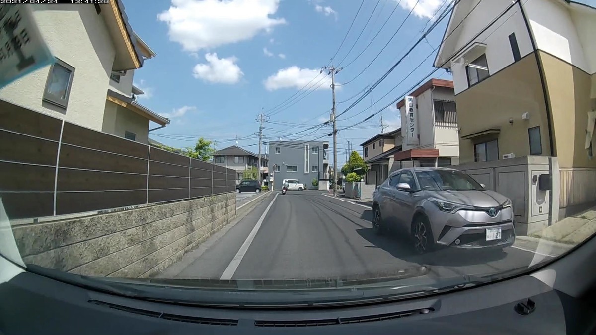 〇遭遇順　車種　塗色　ナンバー　遭遇地点までの走行距離　（容疑）  ①原付　　　赤　ナンバー８７１５６　　　　　５０ｍ（いきなり赤塗色）  ②Ｃ－ＨＲ　銀　岡山３３７　は　・１２７　　６０ｍ（３桁ナンバー）  ③ｅＫ　　　白　岡山５９１　す　・８００　１２０ｍ（３桁キリ番ナンバー）  ④マーチ　　赤　岡山５３５　た　・・５０　２１０ｍ（２桁赤塗色特定容疑車）