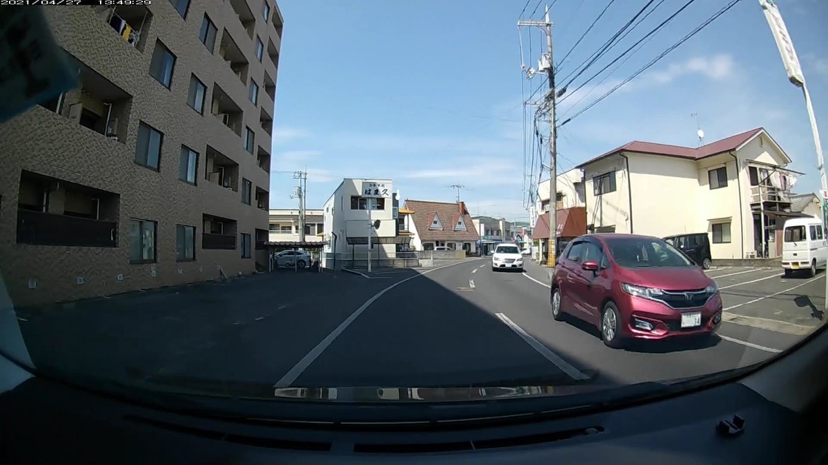 〇遭遇順　車種　塗色　ナンバー　遭遇地点までの走行距離　（容疑）  ④ノア　　　黒　岡山３６４　め　・・・４　　３７０ｍ（１桁ナンバー）  ⑦アルト　　青　岡山５８４　き　・８１２　　５００ｍ（青塗色）  ⑧タントＸ　黄　岡山５８０　め　９３３６　　５００ｍ（黄塗色）  ⑨フィット　赤　倉敷５３１　も　・・３４　　５５０ｍ（赤塗色）    ※⑦の青アルトは、現れる時は毎回必ず、青塗色等、他の嫌がらせ容疑個体を伴って現れる特定容疑車。