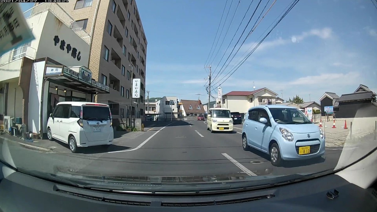 〇遭遇順　車種　塗色　ナンバー　遭遇地点までの走行距離　（容疑）  ④ノア　　　黒　岡山３６４　め　・・・４　　３７０ｍ（１桁ナンバー）  ⑦アルト　　青　岡山５８４　き　・８１２　　５００ｍ（青塗色）  ⑧タントＸ　黄　岡山５８０　め　９３３６　　５００ｍ（黄塗色）  ⑨フィット　赤　倉敷５３１　も　・・３４　　５５０ｍ（赤塗色）    ※⑦の青アルトは、現れる時は毎回必ず、青塗色等、他の嫌がらせ容疑個体を伴って現れる特定容疑車。