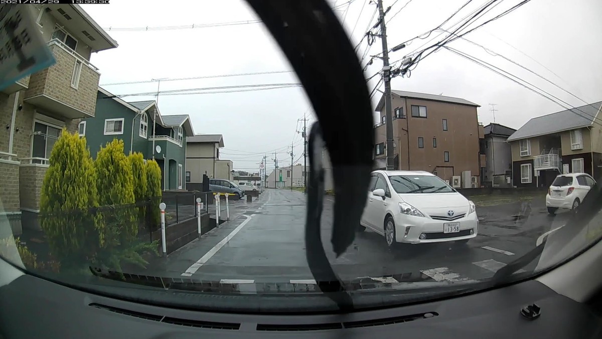 〇遭遇順　車種　塗色　ナンバー　遭遇地点までの走行距離　（容疑）  ①ノア　　　　　白　岡山３１９　る　２２２２　　２００ｍ（いきなり全桁同字）  ②アルファード　白　岡山３３１　つ　３３５８　　２８０ｍ（２連続白トヨタ）  ③ヴィッツ　　　白　岡山５５７　も　７７８８　　３００ｍ（３連続白トヨタ）  ④プリウスＡ　　白　岡山３３３　に　１３５８　　３００ｍ（４連続白トヨタ）　　