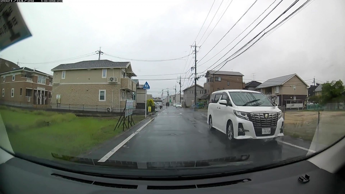 〇遭遇順　車種　塗色　ナンバー　遭遇地点までの走行距離　（容疑）  ①ノア　　　　　白　岡山３１９　る　２２２２　　２００ｍ（いきなり全桁同字）  ②アルファード　白　岡山３３１　つ　３３５８　　２８０ｍ（２連続白トヨタ）  ③ヴィッツ　　　白　岡山５５７　も　７７８８　　３００ｍ（３連続白トヨタ）  ④プリウスＡ　　白　岡山３３３　に　１３５８　　３００ｍ（４連続白トヨタ）　　