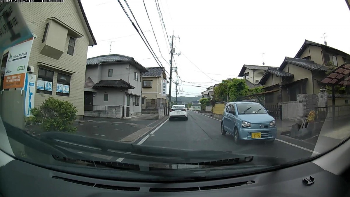 〇遭遇順　車種　塗色　ナンバー　遭遇地点までの走行距離　（容疑）  ②現行アルト　青水　岡山５８１　き　６１２２　　１２０ｍ（青塗色）  ③エブリイ　　白　　岡山４８０　な　・６５３　　２２０ｍ（３桁ナンバー）  ④Ｎ－ＢＯＸ　白　　岡山５８１　さ　８２８８　　２５０ｍ（４桁中３桁同字ナンバー）
