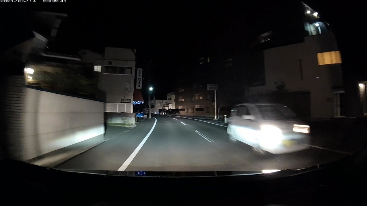 〇遭遇順　車種　塗色　ナンバー　仕事場からの距離　（容疑・特徴）  令和３年５月１４日㈮　遭遇車総数３台。     ①車種不明　黒　岡山５３０　ゆ　３８９１　２０００ｍ　  ②軽自動車　白　岡山５８５　や　・７１０　２５００ｍ（片目ヘッドライト）  ③軽自動車　白　岡山５８３　〇　２４２４　２５００ｍ（赤青黄鉄道車両画像ググらせ）