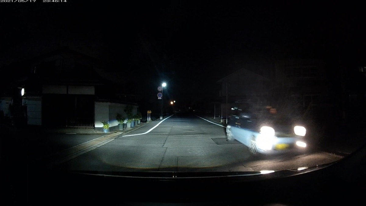 〇遭遇順 車種 塗色 ナンバー 仕事場からの距離 (容疑・特徴) 令和3年5月17日㈪ 遭遇車総数4台。 ①軽自動車 黒 岡山581 る 6418 400m(赤鉄道車両画像ググらせ。) ②軽自動車 白 佐賀583 め ・814 1900m(3桁。赤鉄道車両画像ググらせ。) ③アクア 白 岡山502 な ・118 1900m(3桁。赤鉄道車両画像ググらせ。) ④軽自動車 青 岡山580 か 6020 2950m(赤鉄道車両画像ググらせ。)