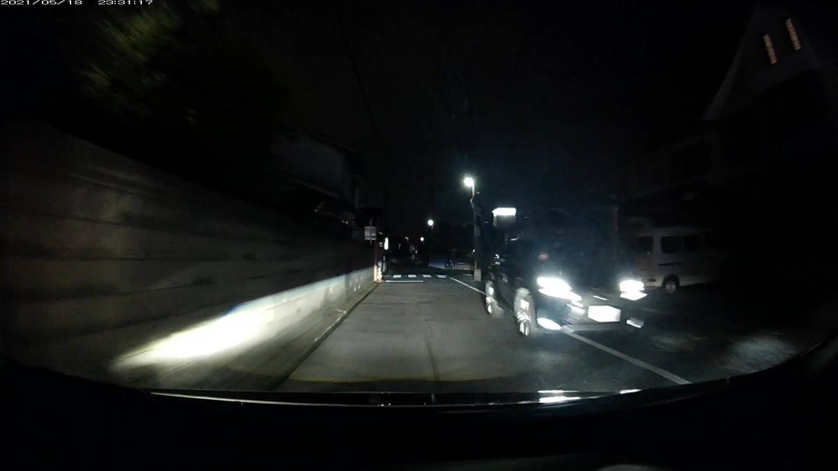 〇遭遇順 車種 塗色 ナンバー 仕事場からの距離 (容疑・特徴) 令和3年5月18日㈫ 遭遇車総数4台。 ①エブリイワゴン 白 岡山581 ね 6696 100m(4桁中3桁同字。) ②レクサスNX 黒 京都352 〇 ・・14 1800m(2桁。) ③ソリオ 青 岡山541 に 1112 2000m(4桁中3桁同字。青。) ④ランドクルーザ 白 岡山130 と ・119 2700m(3桁。)