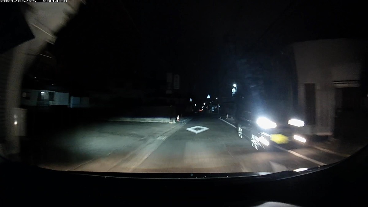 〇遭遇順 車種 塗色 ナンバー 仕事場からの距離 (容疑・特徴) 令和3年5月25日㈫ 走行3000m。1台遭遇。 ①軽自動車 黒 岡山582 こ 3012 70m(赤鉄道車両画像ググらせ) ②車種不明 白 岡山31F? 〇 ・・・1 900m(1桁ナンバー) ③軽自動車 黒 岡山596? み 8888 1600m(4桁同字ナンバー) ④CーHR 白 倉敷3〇〇 わ 9400 2000m(赤塗色車両画像検索可能ナンバー) ⑤ココア 白 岡山583 た 3525 2100m(赤塗色車両画像検索可能ナンバー) ※ほんの数台としか遭遇しない夜中に、・・・1と8888が連続するなどという事態自体が不自然。