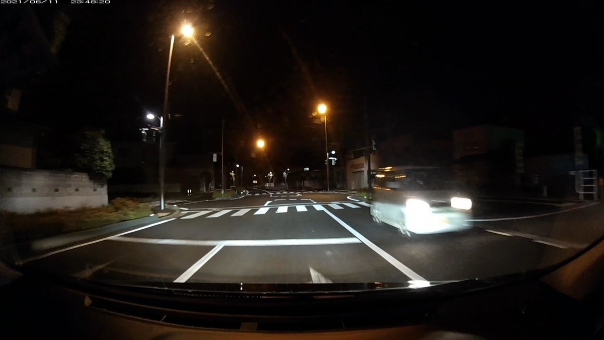 〇遭遇順 車種 塗色 ナンバー 仕事場からの距離 (容疑・特徴) 令和3年6月11日㈮ 走行3000m。7台遭遇。7台も現れること自体が不自然。 ①コンフォート 黒 ナンバー不明 20m(タクシー。こちら見ながら眼前通過。) ②軽自動車 白 新潟〇〇〇 〇 2667 80m ③軽自動車 白 岡山580 み 2141 300m ④ハリアー 黒 岡山356 の 8118 500m ⑤コンフォート 黄 岡山500 あ 4178 500m(黄色。タクシー多すぎ。) ⑥フリード 白 岡山547 ま ・・・8 2000m(1桁№。地点的に怪しい。) ⑦ジャパンキャブ 黄 岡山500 あ 5265 2950m(黄色。タクシー多すぎ。) ※タクシーが多すぎたことについては、僕がこの日、自宅にスマホを置き忘れたことと結び付けて考えてしまう強迫観念がある。週末とはいえ、飲み屋も存在しない地域にしては、タクシーが多すぎた。 ※⑥の・・・8フリードは、そこに対向車が現れたら必ず嫌がらせ容疑要件を満足する車であるという、交互通行強制地点に現れた。