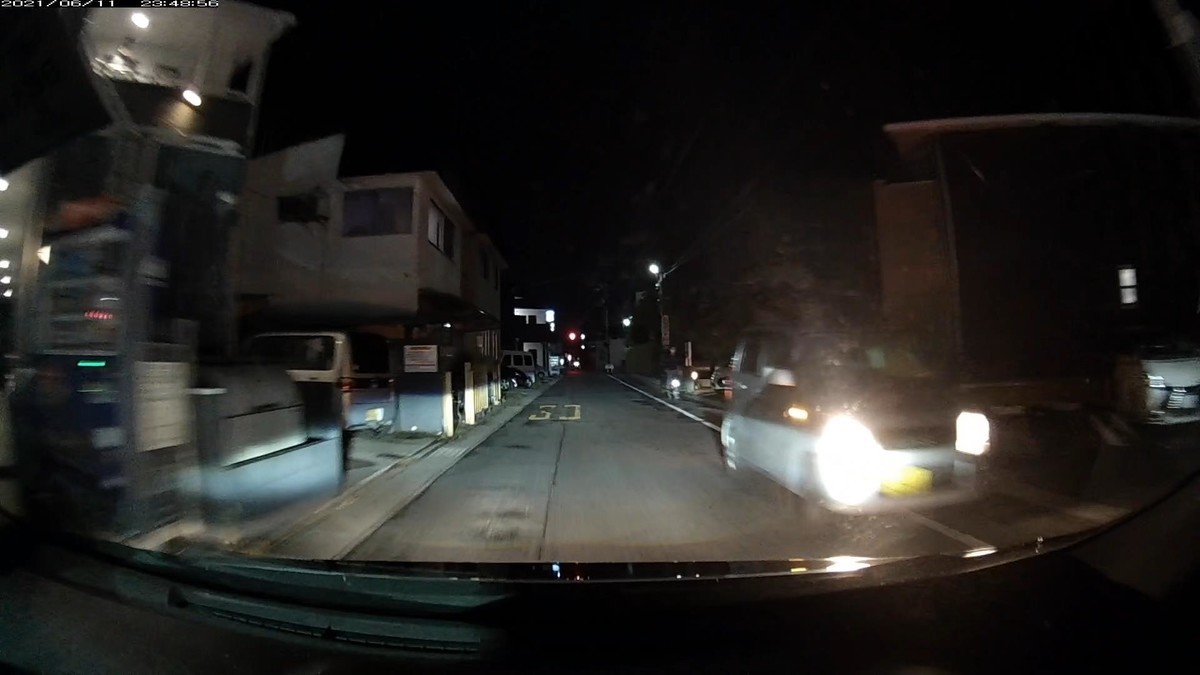 〇遭遇順 車種 塗色 ナンバー 仕事場からの距離 (容疑・特徴) 令和3年6月11日㈮ 走行3000m。7台遭遇。7台も現れること自体が不自然。 ①コンフォート 黒 ナンバー不明 20m(タクシー。こちら見ながら眼前通過。) ②軽自動車 白 新潟〇〇〇 〇 2667 80m ③軽自動車 白 岡山580 み 2141 300m ④ハリアー 黒 岡山356 の 8118 500m ⑤コンフォート 黄 岡山500 あ 4178 500m(黄色。タクシー多すぎ。) ⑥フリード 白 岡山547 ま ・・・8 2000m(1桁№。地点的に怪しい。) ⑦ジャパンキャブ 黄 岡山500 あ 5265 2950m(黄色。タクシー多すぎ。) ※タクシーが多すぎたことについては、僕がこの日、自宅にスマホを置き忘れたことと結び付けて考えてしまう強迫観念がある。週末とはいえ、飲み屋も存在しない地域にしては、タクシーが多すぎた。 ※⑥の・・・8フリードは、そこに対向車が現れたら必ず嫌がらせ容疑要件を満足する車であるという、交互通行強制地点に現れた。