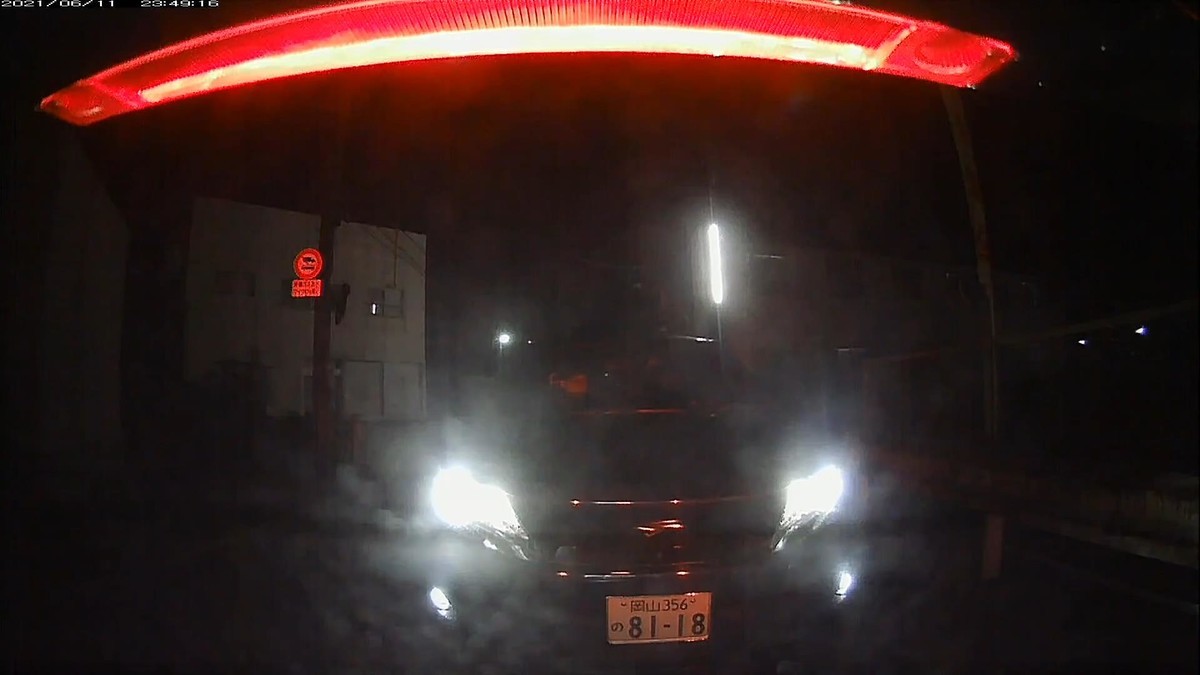 〇遭遇順 車種 塗色 ナンバー 仕事場からの距離 (容疑・特徴) 令和3年6月11日㈮ 走行3000m。7台遭遇。7台も現れること自体が不自然。 ①コンフォート 黒 ナンバー不明 20m(タクシー。こちら見ながら眼前通過。) ②軽自動車 白 新潟〇〇〇 〇 2667 80m ③軽自動車 白 岡山580 み 2141 300m ④ハリアー 黒 岡山356 の 8118 500m ⑤コンフォート 黄 岡山500 あ 4178 500m(黄色。タクシー多すぎ。) ⑥フリード 白 岡山547 ま ・・・8 2000m(1桁№。地点的に怪しい。) ⑦ジャパンキャブ 黄 岡山500 あ 5265 2950m(黄色。タクシー多すぎ。) ※タクシーが多すぎたことについては、僕がこの日、自宅にスマホを置き忘れたことと結び付けて考えてしまう強迫観念がある。週末とはいえ、飲み屋も存在しない地域にしては、タクシーが多すぎた。 ※⑥の・・・8フリードは、そこに対向車が現れたら必ず嫌がらせ容疑要件を満足する車であるという、交互通行強制地点に現れた。