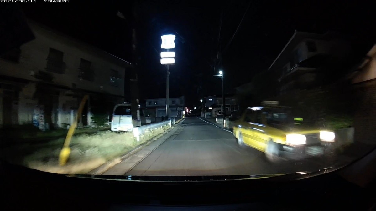 〇遭遇順 車種 塗色 ナンバー 仕事場からの距離 (容疑・特徴) 令和3年6月11日㈮ 走行3000m。7台遭遇。7台も現れること自体が不自然。 ①コンフォート 黒 ナンバー不明 20m(タクシー。こちら見ながら眼前通過。) ②軽自動車 白 新潟〇〇〇 〇 2667 80m ③軽自動車 白 岡山580 み 2141 300m ④ハリアー 黒 岡山356 の 8118 500m ⑤コンフォート 黄 岡山500 あ 4178 500m(黄色。タクシー多すぎ。) ⑥フリード 白 岡山547 ま ・・・8 2000m(1桁№。地点的に怪しい。) ⑦ジャパンキャブ 黄 岡山500 あ 5265 2950m(黄色。タクシー多すぎ。) ※タクシーが多すぎたことについては、僕がこの日、自宅にスマホを置き忘れたことと結び付けて考えてしまう強迫観念がある。週末とはいえ、飲み屋も存在しない地域にしては、タクシーが多すぎた。 ※⑥の・・・8フリードは、そこに対向車が現れたら必ず嫌がらせ容疑要件を満足する車であるという、交互通行強制地点に現れた。