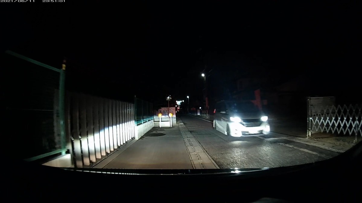 〇遭遇順 車種 塗色 ナンバー 仕事場からの距離 (容疑・特徴) 令和3年6月11日㈮ 走行3000m。7台遭遇。7台も現れること自体が不自然。 ①コンフォート 黒 ナンバー不明 20m(タクシー。こちら見ながら眼前通過。) ②軽自動車 白 新潟〇〇〇 〇 2667 80m ③軽自動車 白 岡山580 み 2141 300m ④ハリアー 黒 岡山356 の 8118 500m ⑤コンフォート 黄 岡山500 あ 4178 500m(黄色。タクシー多すぎ。) ⑥フリード 白 岡山547 ま ・・・8 2000m(1桁№。地点的に怪しい。) ⑦ジャパンキャブ 黄 岡山500 あ 5265 2950m(黄色。タクシー多すぎ。) ※タクシーが多すぎたことについては、僕がこの日、自宅にスマホを置き忘れたことと結び付けて考えてしまう強迫観念がある。週末とはいえ、飲み屋も存在しない地域にしては、タクシーが多すぎた。 ※⑥の・・・8フリードは、そこに対向車が現れたら必ず嫌がらせ容疑要件を満足する車であるという、交互通行強制地点に現れた。