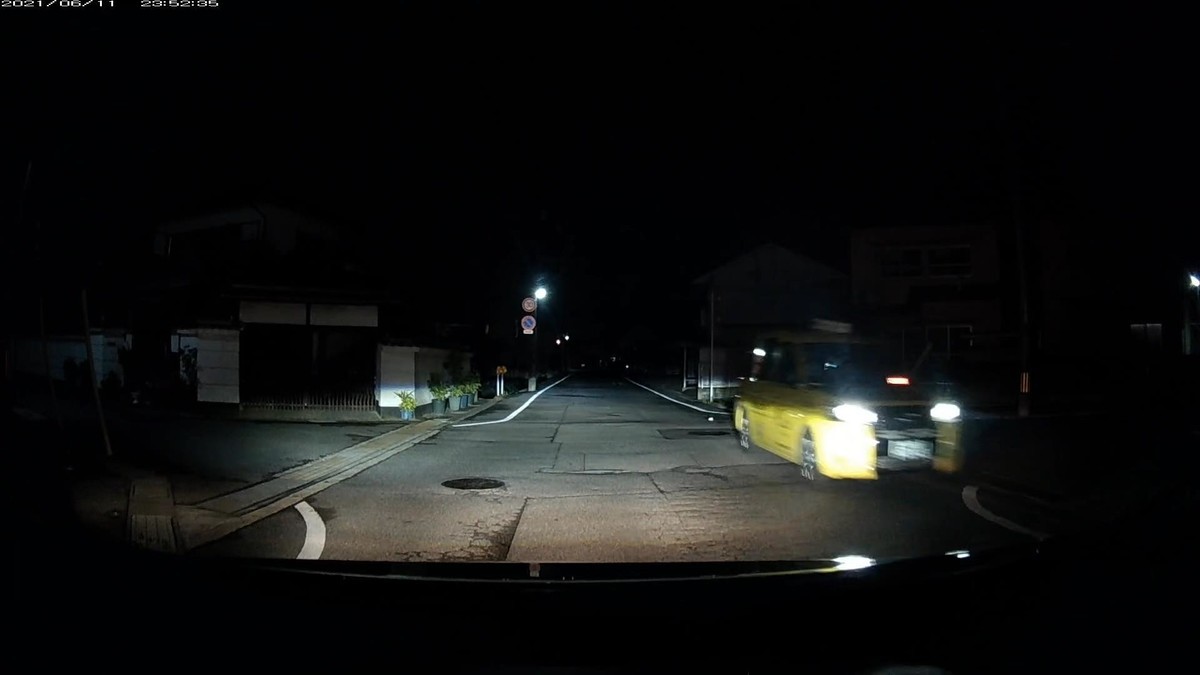 〇遭遇順 車種 塗色 ナンバー 仕事場からの距離 (容疑・特徴) 令和3年6月11日㈮ 走行3000m。7台遭遇。7台も現れること自体が不自然。 ①コンフォート 黒 ナンバー不明 20m(タクシー。こちら見ながら眼前通過。) ②軽自動車 白 新潟〇〇〇 〇 2667 80m ③軽自動車 白 岡山580 み 2141 300m ④ハリアー 黒 岡山356 の 8118 500m ⑤コンフォート 黄 岡山500 あ 4178 500m(黄色。タクシー多すぎ。) ⑥フリード 白 岡山547 ま ・・・8 2000m(1桁№。地点的に怪しい。) ⑦ジャパンキャブ 黄 岡山500 あ 5265 2950m(黄色。タクシー多すぎ。) ※タクシーが多すぎたことについては、僕がこの日、自宅にスマホを置き忘れたことと結び付けて考えてしまう強迫観念がある。週末とはいえ、飲み屋も存在しない地域にしては、タクシーが多すぎた。 ※⑥の・・・8フリードは、そこに対向車が現れたら必ず嫌がらせ容疑要件を満足する車であるという、交互通行強制地点に現れた。