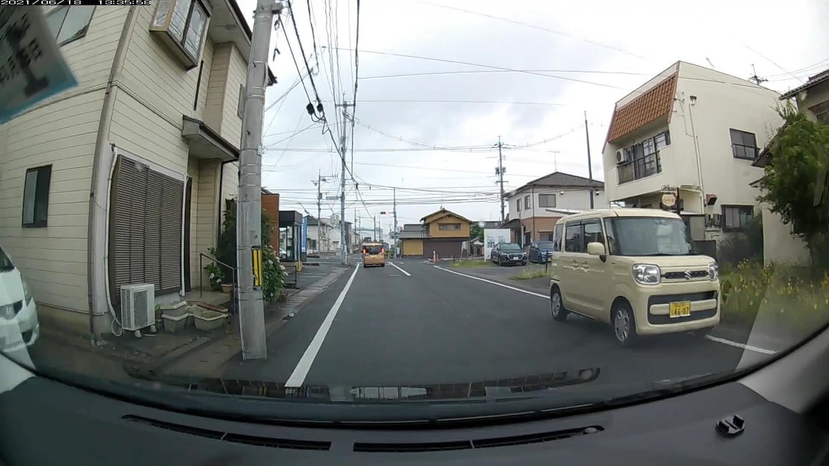 【遭遇車リスト】  〇遭遇順　車種　塗色　ナンバー　遭遇地点までの走行距離（容疑）   ①スペーシア　黄橙　岡山５８０　や　・１１７　　５０ｍ（３桁かつ三原色塗色）  ②ウイッシュ　銀　　岡山５３０　も　・４２６　　５０ｍ（３桁かつ「死に」№）  ③ハイゼット　赤黄　倉敷４８０　う　４１２８　２００ｍ（三原色ツートン）  ④タント　　　黄　　岡山５８１　て　５６０７　２００ｍ（三原色塗色）  ⑥オーリス　　黒　　岡山３３０　て　７７８７　２５０ｍ（４桁中３桁同字№）  ⑦マツダ　　　赤　　岡山３３２　や　・５５７　３００ｍ（３桁かつ三原色塗色）  ⑧デイズ　　　青　　岡山５８０　わ　４１０４　３８０ｍ（三原色塗色）