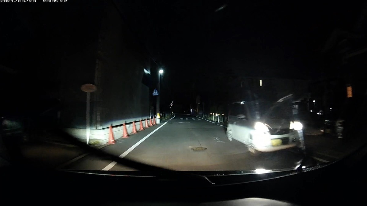 〇遭遇順 車種 塗色 ナンバー 仕事場からの距離 (容疑・特徴) 令和3年6月23日㈬ 走行2600m。 旧道ルート。2台遭遇。 ①軽自動車 白 沖縄581 え 6295 600m (沖縄) ②軽自動車 白 岡山583 え ・414 2200m (3桁№。)