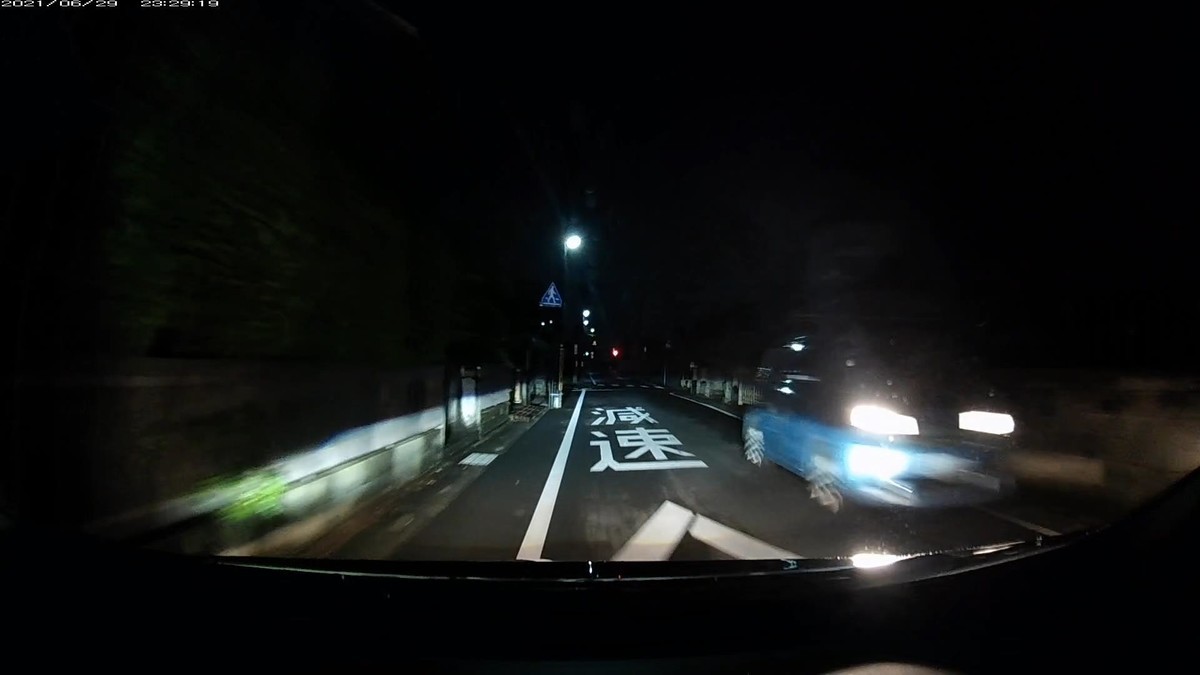 ー遭遇車リストー 〇遭遇順 車種 塗色 ナンバー 仕事場からの距離 (容疑・特徴) 令和3年6月29日㈫ 走行2600m。 旧鉄道跡地ルート。2台遭遇。 ①車種不明 青 岡山502 〇 5631 2000m(いきなり青塗色。) ②Eクラス 白 〇〇3〇〇 〇 ・727 2100m(毎晩お約束の3桁。) ※①の青の登場した場所は、90%の高頻度で赤青黄いずれかの現れる地点。 ※いつもよりスピードを落として数十秒余計に帰宅時間をかけたところ、いつも赤青黄塗色が現れる区間より数十秒分手前の距離的位置に、青塗色登場。