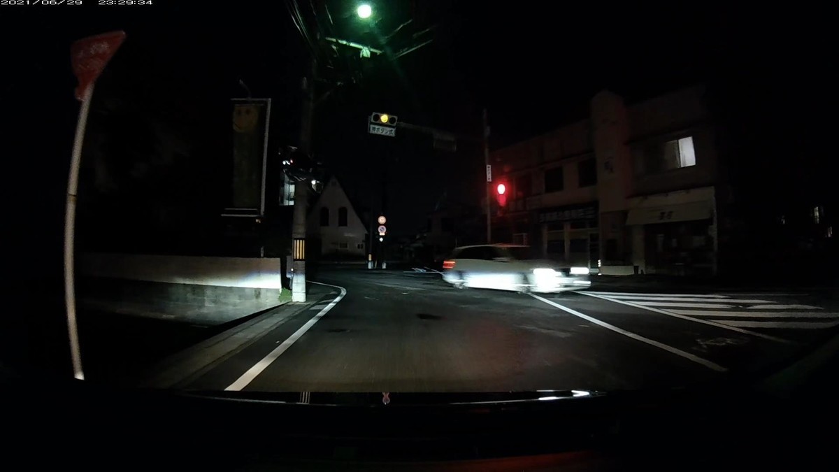 ー遭遇車リストー 〇遭遇順 車種 塗色 ナンバー 仕事場からの距離 (容疑・特徴) 令和3年6月29日㈫ 走行2600m。 旧鉄道跡地ルート。2台遭遇。 ①車種不明 青 岡山502 〇 5631 2000m(いきなり青塗色。) ②Eクラス 白 〇〇3〇〇 〇 ・727 2100m(毎晩お約束の3桁。) ※①の青の登場した場所は、90%の高頻度で赤青黄いずれかの現れる地点。 ※いつもよりスピードを落として数十秒余計に帰宅時間をかけたところ、いつも赤青黄塗色が現れる区間より数十秒分手前の距離的位置に、青塗色登場。