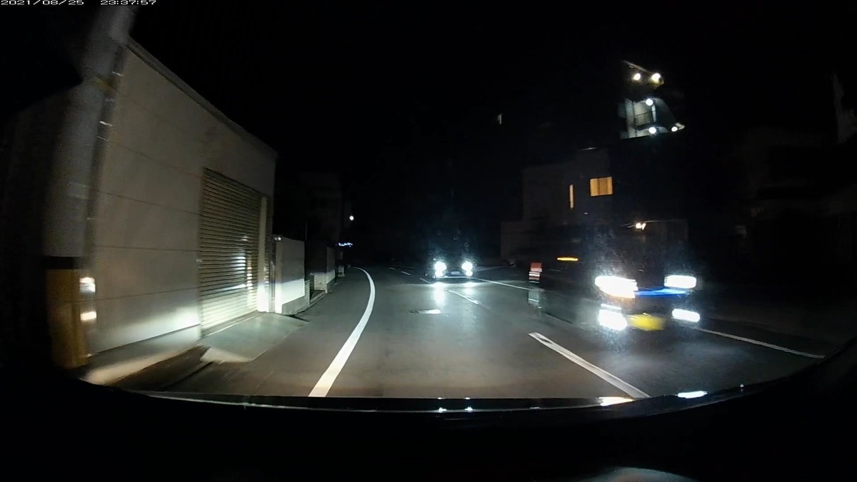 ー令和３年８月２５日㈬２３時台遭遇車リストー  〇遭遇順　車種　塗色　ナンバー　仕事場からの距離　（容疑・特徴）  旧鉄道跡地経由ルート。走行３１００ｍ。遭遇５台。  ①軽自動車　黒　倉敷５８〇　〇　３００６　　６００ｍ（銃器関連ナンバー）  ②車種不明　白　〇〇〇〇〇　〇　・３０９　２３００ｍ（３桁ナンバー）  ③ダイス？　黒　岡山５３１　そ　１０７０　２３００ｍ  ④軽自動車　黒　岡山７８１　ま　・・・１　２３００ｍ（１桁ナンバー）  ⑤レクサス？白　三重３１０　〇　１０００　２３００ｍ’（４桁中３桁同字№）  　