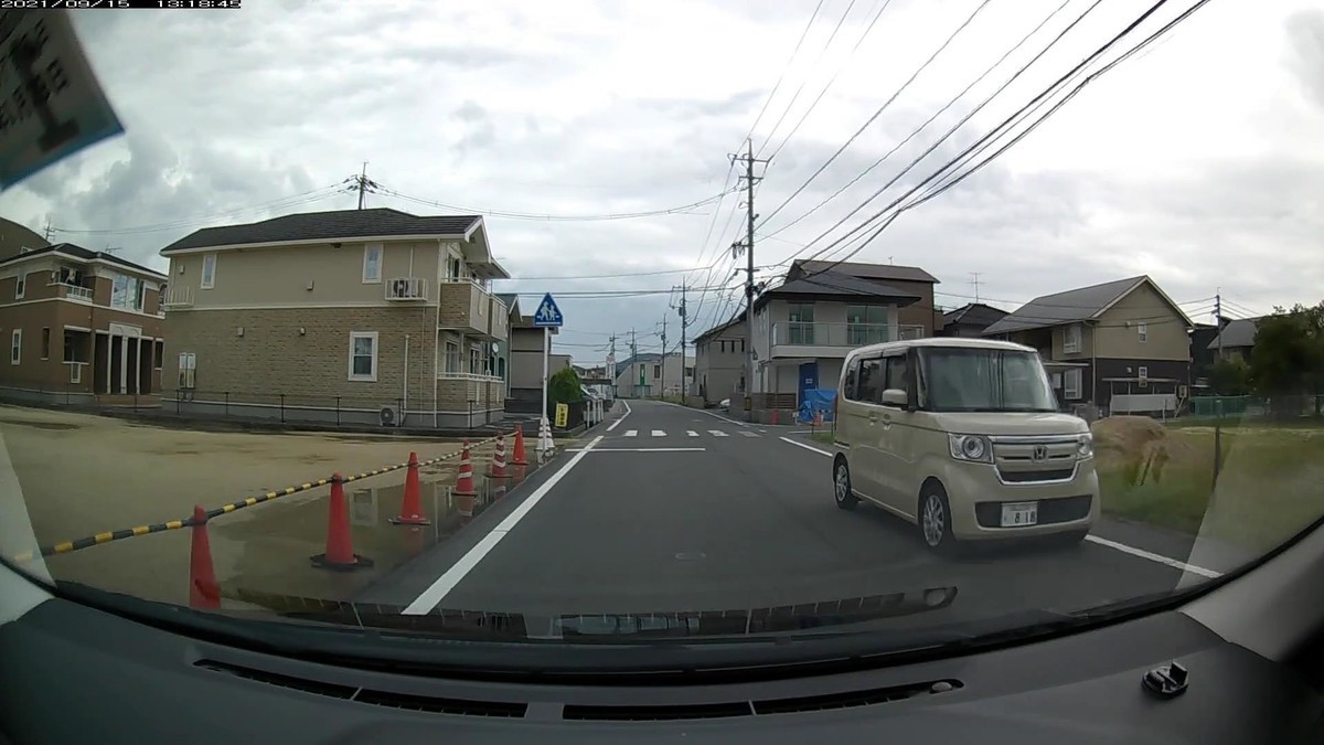 ☆★☆【令和3年9月15日㈬遭遇車リスト】 〇遭遇順 車種 塗色 ナンバー 遭遇地点までの走行距離(特徴&容疑) ②ライフ 黄 岡山585 に ・808 240m(黄色・3桁) ③N-BOX 黄 岡山590 え ・818 270m(黄色・3桁2連続) ⑥ヴィッツ 黄 岡山531 り 5775 750m(黄色) ※相変わらずの三原色塗色多発。自宅を出てから遭遇した最初6台の内、3台もが黄色。検査業界の統計上、130台に1台の割合でしか存在しない黄色が、最初6台の内3台も現れるなど、偶発と感じる方が不自然。しかも⑥の黄色は、進行方向直角方向にいる僕に、脇見してまで目線を向けてきた。