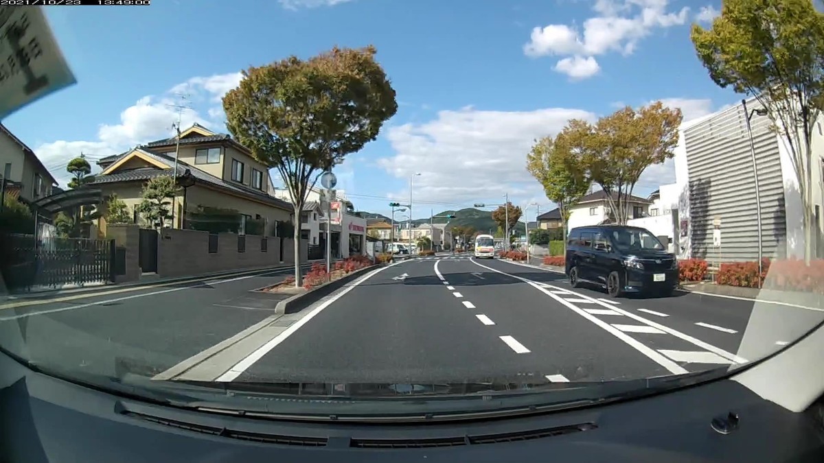 ☆★☆【令和3年10月23日㈯遭遇車リスト】 国道経由ルート、走行距離3500m 自宅300m圏内(毎日必ず嫌がらせ容疑車が現れる圏内)の遭遇車総数6台。 仕事場300m圏内の遭遇車総数4台。➍は「最後から4台目の遭遇車」の意。 〇塗色 遭遇順 車種 ナンバー 遭遇地点までの走行距離(特徴&容疑) ②黒 タント 岡山588 ゆ ・880 50m(最初3台以内の3桁ナンバー) ⑤黄 フレアワゴン 岡山581 す 4240 60m(黄色&死ねよナンバー) ➍赤 フィット 岡山502 ら ・808 3350m(赤塗色&3桁) ➌黒 ヴォクシー 非岡山 〇 7000 3370m(4桁中3桁同字) ➋白 コースター 岡山〇〇〇 〇 1711 3370m(2連続4桁中3桁同字) ➊白 ワゴンRステ 岡山580 と ・777 3390m(3連続4桁中3桁同字)