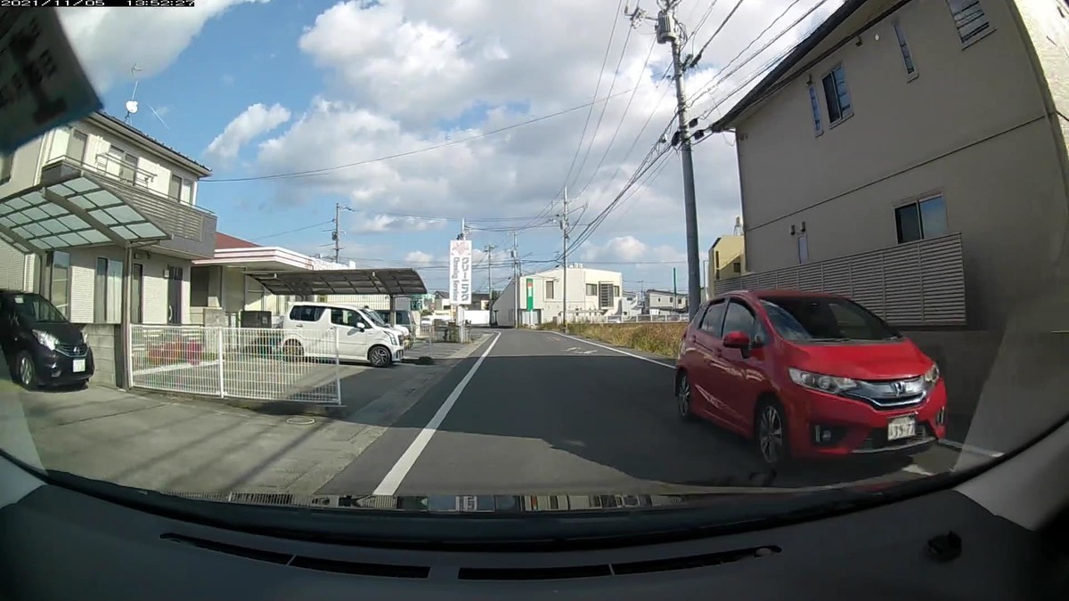 ☆★☆【令和３年１１月０５日㈮遭遇車リスト】  旧道経由ルート、走行距離３０００ｍ  自宅　４００ｍ圏内（毎日必ず嫌がらせ容疑車が現れる圏内）の遭遇車総数４台。  〇塗色　遭遇順　車種　ナンバー　遭遇地点までの走行距離（特徴＆容疑）     ①白　タント　　岡山５８０　り　・・７７　　９０ｍ（２桁ナンバー）  ②赤　フィット　岡山５３０　ほ　３９７７　３１０ｍ（赤塗色）     　※とりあえず最初と２台目がともに容疑車。②は、３ｋｍ離れた、毎日の目的地の仕事場前にもよく駐車している、介護車両。①、②ともに嫌がらせ容疑要件を満足したのは事実なので、とりあえず記録しておく。     　※しっかりと毎日、最初最後６台程度以内に複数の容疑車が現れる。この日１日の状況だけを見ても何も分からない。同様の説明が当てはまる状況が、４年近く、毎日続いていることこそが論点である。偶然が多分に混在していようが、事実は事実である。
