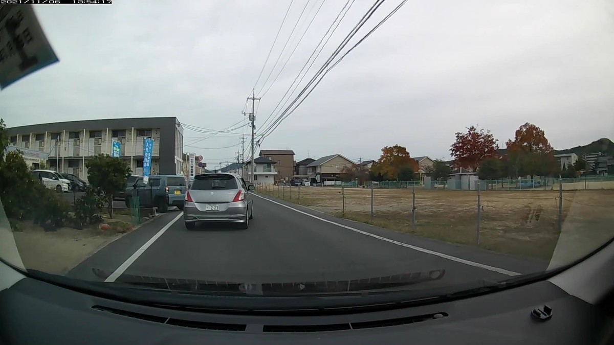 ☆★☆【令和３年１１月０６日㈯遭遇車リスト】  旧道経由ルート、走行距離３０００ｍ  自宅　４００ｍ圏内（毎日必ず嫌がらせ容疑車が現れる圏内）の遭遇車総数４台。  〇塗色　遭遇順　車種　ナンバー　遭遇地点までの走行距離（特徴＆容疑）     ②白　ヴォクシー　岡山３７２　ひ　・３５８　　９０ｍ（３桁ナンバー）　  ③銀　スイフト　　岡山５５３　て　・２２３　　５０ｍ（２連続３桁ナンバー）  ④黄　Ｎ－ＢＯＸ　岡山５８１　と　４６３２　３００ｍ（黄色塗色）  ⑤黒　プリウス　　岡山３６７　そ　・・・４　３２０ｍ（１桁ナンバー）     　※以上の通りの、２台目から４連続の嫌がらせ容疑要件満足。ほぼ毎日確実に、同様に不自然な状況が続いている。