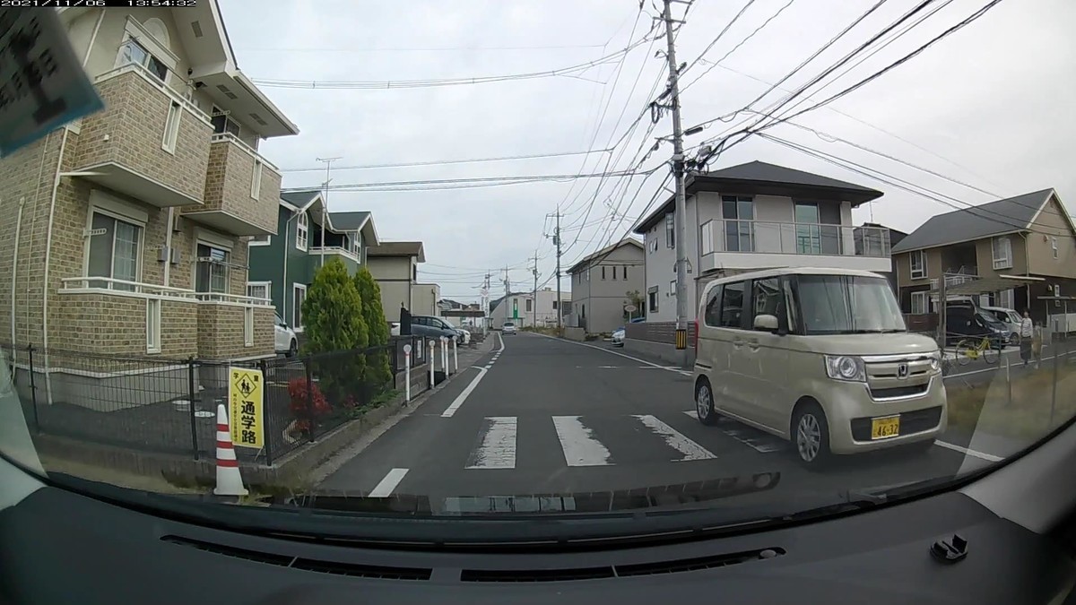 ☆★☆【令和３年１１月０６日㈯遭遇車リスト】  旧道経由ルート、走行距離３０００ｍ  自宅　４００ｍ圏内（毎日必ず嫌がらせ容疑車が現れる圏内）の遭遇車総数４台。  〇塗色　遭遇順　車種　ナンバー　遭遇地点までの走行距離（特徴＆容疑）     ②白　ヴォクシー　岡山３７２　ひ　・３５８　　９０ｍ（３桁ナンバー）　  ③銀　スイフト　　岡山５５３　て　・２２３　　５０ｍ（２連続３桁ナンバー）  ④黄　Ｎ－ＢＯＸ　岡山５８１　と　４６３２　３００ｍ（黄色塗色）  ⑤黒　プリウス　　岡山３６７　そ　・・・４　３２０ｍ（１桁ナンバー）     　※以上の通りの、２台目から４連続の嫌がらせ容疑要件満足。ほぼ毎日確実に、同様に不自然な状況が続いている。