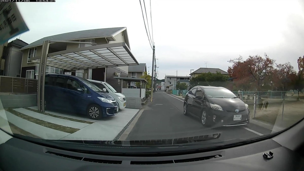 ☆★☆【令和３年１１月０６日㈯遭遇車リスト】  旧道経由ルート、走行距離３０００ｍ  自宅　４００ｍ圏内（毎日必ず嫌がらせ容疑車が現れる圏内）の遭遇車総数４台。  〇塗色　遭遇順　車種　ナンバー　遭遇地点までの走行距離（特徴＆容疑）     ②白　ヴォクシー　岡山３７２　ひ　・３５８　　９０ｍ（３桁ナンバー）　  ③銀　スイフト　　岡山５５３　て　・２２３　　５０ｍ（２連続３桁ナンバー）  ④黄　Ｎ－ＢＯＸ　岡山５８１　と　４６３２　３００ｍ（黄色塗色）  ⑤黒　プリウス　　岡山３６７　そ　・・・４　３２０ｍ（１桁ナンバー）     　※以上の通りの、２台目から４連続の嫌がらせ容疑要件満足。ほぼ毎日確実に、同様に不自然な状況が続いている。