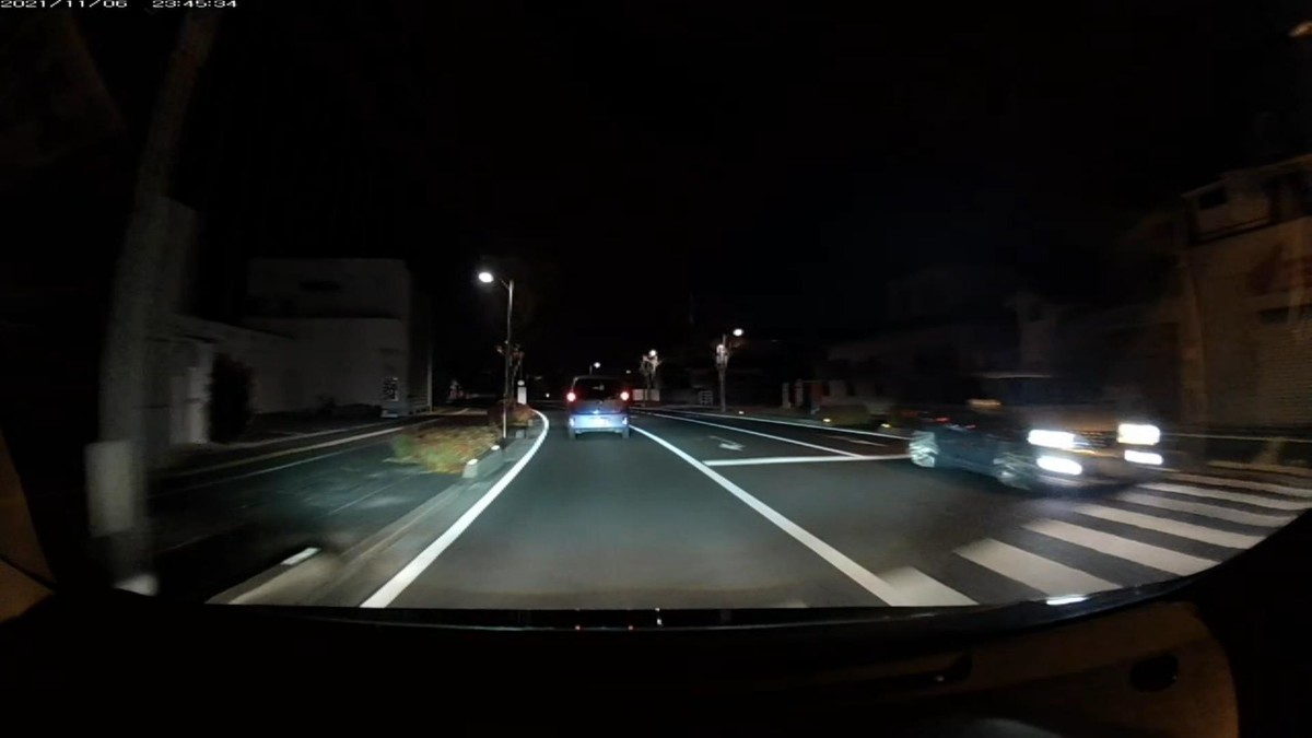 【遭遇車両リスト】 令和3年11月6日㈯遭遇NA台。国道ルート。 遭遇順 塗色 車種 ナンバー 遭遇時の同車の自宅までの距離(特徴・容疑) ①暗赤色 軽自動車 〇〇〇〇〇 〇 5296 20m(赤系塗色) ②青系塗色 ポルテ 倉敷530 ぬ 8282 20m(青系塗色) ③塗色車種不明 〇〇〇〇〇 〇 ・148 100m(3桁ナンバー) ※仕事場を出た途端に、最初の一時停止ポイントに、最初から3連続で、赤系塗色、青系塗色、3桁ナンバーの各嫌がらせ容疑要件満足車が連続で現れた。とりあえず、最初3台が3台連続で毎日の嫌がらせ容疑要件を満足したのは事実なので、記録しておく。毎日毎晩の状況である。