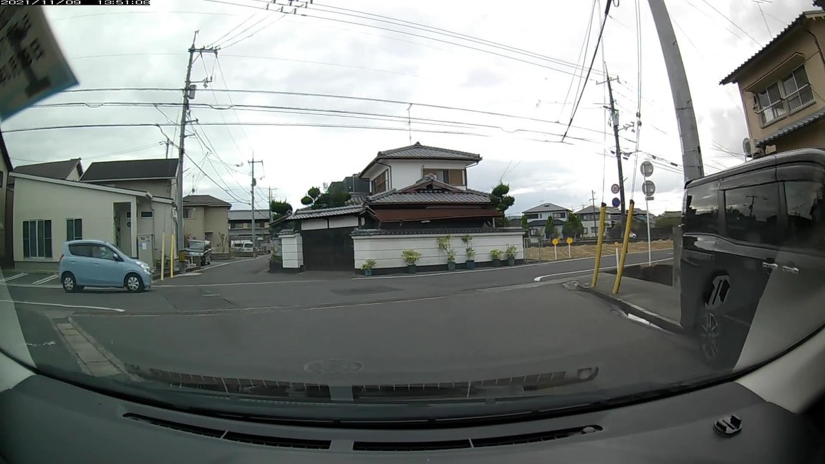 ☆★☆【令和３年１１月０９日㈫遭遇車リスト】  国道経由ルート、走行距離３５００ｍ  自宅　４００ｍ圏内（毎日必ず嫌がらせ容疑車が現れる圏内　）の遭遇車総数１台。  仕事場３００ｍ圏内（上記圏内容疑車なしの場合、容疑車出現）の遭遇車総数６台。  〇塗色　遭遇順　車種　ナンバー　遭遇地点までの走行距離（特徴＆容疑）     ①青系　７代目アルト　岡山５８４　き　・８１２　５０ｍ（青３桁・特定容疑車）     　※この・８１２の青アルトは、出現するときは毎回同じように、他の赤青黄塗色車ないし４桁中３桁同字ナンバーなどの容疑車と連れ立って、自宅３００ｍ圏内に現れる、特定容疑車。この日も、この車が走っていく先３００ｍ程のところに、片目ブレーキランプの黒い車が待ち構えているのが見えた。僕自身は逆方向に進路をとったので、その片目ブレーキランプ車の詳細は不明。  　※しっかりと毎日、最初最後６台程度以内に複数の容疑車が現れる。ただ、この日１日の状況だけを見ても何も分からない。同様の説明が当てはまる状況が、４年近く、毎日続いていることこそが論点である。偶然が多分に混在していようが、事実は事実である。