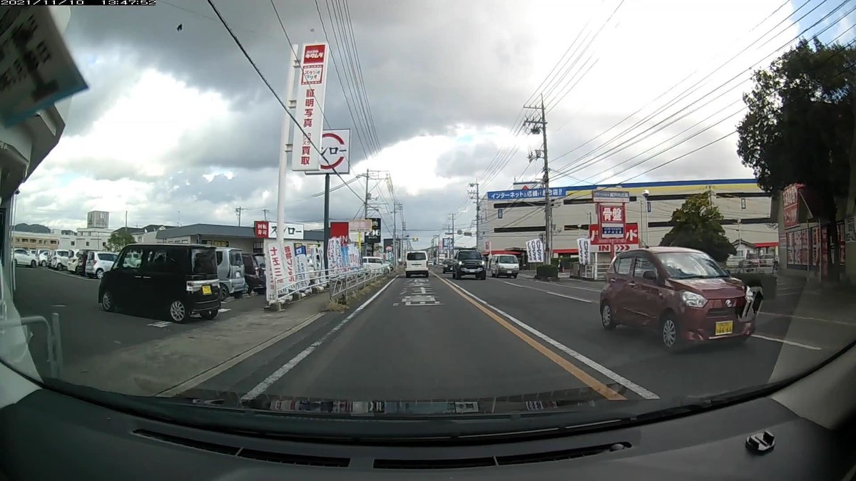 ☆★☆【令和３年１１月１０日㈬遭遇車リスト】  国道経由ルート、走行距離３５００ｍ  　自宅　４００ｍ圏内（毎日必ず嫌がらせ容疑車が現れる圏内　）の遭遇車総数１台。  　仕事場３００ｍ圏内（上記圏内容疑車なしの場合、容疑車出現）の遭遇車総数１台。  　上記圏内、非常に珍しく、共に容疑車なし。  　ただし、国道上で、３台連続の容疑要件満足車に遭遇したのでとりあえず記録。  〇塗色　遭遇順　車種　ナンバー　遭遇地点までの走行距離（特徴＆容疑）  〇タント　　　　　黒　岡山５８〇　　　・・７７　　２２００ｍ（２桁）  〇ミライース　　　赤　岡山５８１　な　６６６６　　２２００ｍ（赤・４桁全同字）  〇ディフェンダー　黒　倉敷３３２　ら　１１１６　　２２００ｍ（４桁中３桁同字）     　※ババ抜きのように、右折待機対向に道を譲ってやってめくれて現れたのが、６６６６の赤と１１１６。とりあえず訝しんでおく。  　※ふだんは、しっかりと毎日、最初最後６台程度以内に複数の容疑車が現れている。ただ、この日１日の状況だけを見ても何も分からない。同様の説明が当てはまる状況が、４年近く、毎日続いていることこそが論点である。偶然が多分に混在していようが、事実は事実である。