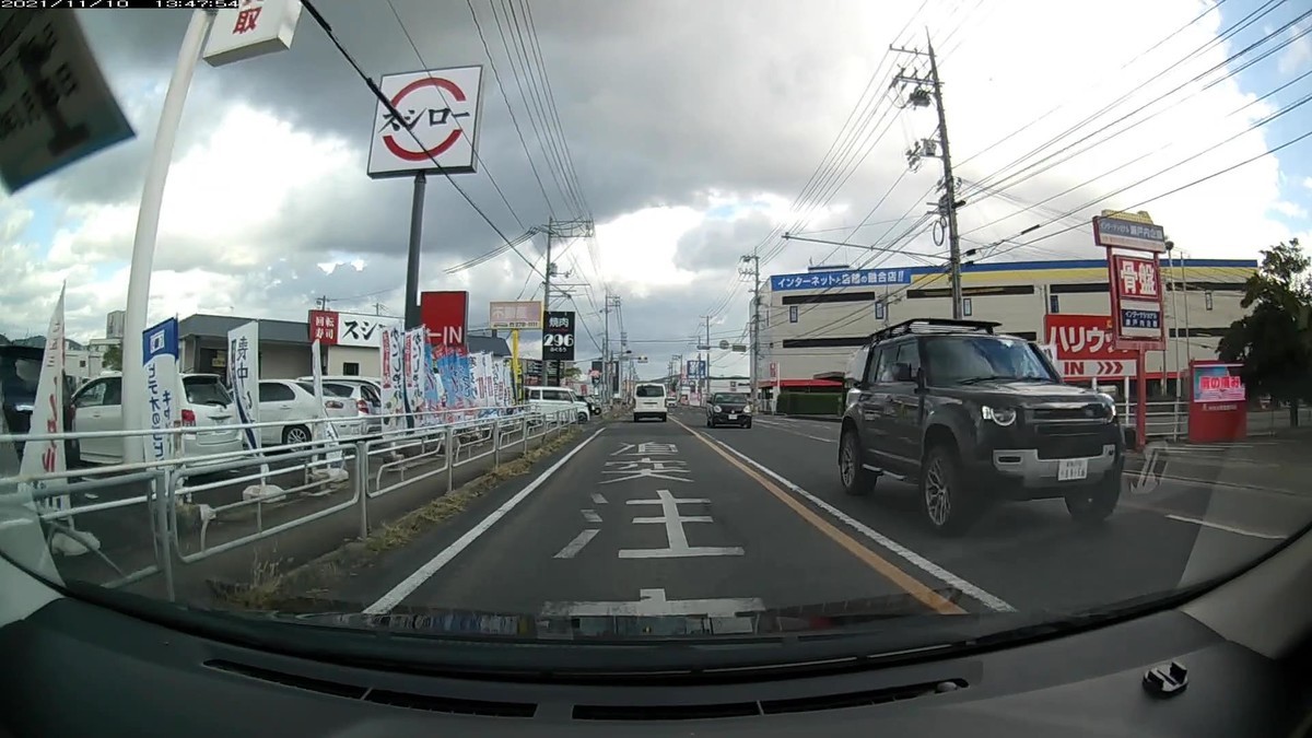 ☆★☆【令和３年１１月１０日㈬遭遇車リスト】  国道経由ルート、走行距離３５００ｍ  　自宅　４００ｍ圏内（毎日必ず嫌がらせ容疑車が現れる圏内　）の遭遇車総数１台。  　仕事場３００ｍ圏内（上記圏内容疑車なしの場合、容疑車出現）の遭遇車総数１台。  　上記圏内、非常に珍しく、共に容疑車なし。  　ただし、国道上で、３台連続の容疑要件満足車に遭遇したのでとりあえず記録。  〇塗色　遭遇順　車種　ナンバー　遭遇地点までの走行距離（特徴＆容疑）  〇タント　　　　　黒　岡山５８〇　　　・・７７　　２２００ｍ（２桁）  〇ミライース　　　赤　岡山５８１　な　６６６６　　２２００ｍ（赤・４桁全同字）  〇ディフェンダー　黒　倉敷３３２　ら　１１１６　　２２００ｍ（４桁中３桁同字）     　※ババ抜きのように、右折待機対向に道を譲ってやってめくれて現れたのが、６６６６の赤と１１１６。とりあえず訝しんでおく。  　※ふだんは、しっかりと毎日、最初最後６台程度以内に複数の容疑車が現れている。ただ、この日１日の状況だけを見ても何も分からない。同様の説明が当てはまる状況が、４年近く、毎日続いていることこそが論点である。偶然が多分に混在していようが、事実は事実である。
