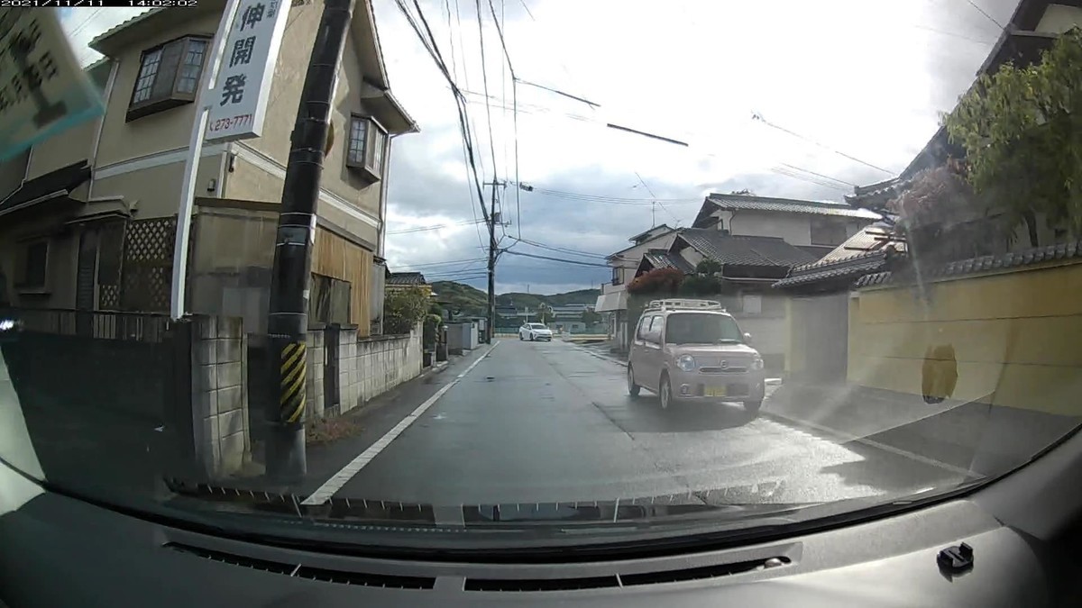 ☆★☆【令和３年１１月１１日㈭遭遇車リスト】  国道経由ルート、走行距離３５００ｍ  　自宅　４００ｍ圏内（毎日必ず嫌がらせ容疑車が現れる圏内　）の遭遇車総数８台。  　仕事場３００ｍ圏内（上記圏内に次いで嫌がらせの多い地点　）の遭遇車総数１台。  〇塗色　遭遇順　車種　ナンバー　遭遇地点までの走行距離（特徴＆容疑）  ②青系　ワゴンＲ　　岡山５８４　う　２０２３　　１２０ｍ（３台目以内の青系）  ③赤系　キャンバス　岡山５８４　う　１７５５　　１４０ｍ（３台目以内の赤系）  ⑤白　　エルフ　　　岡山８３２　て　６６６６　　１９０ｍ（２日連続６６６６）  ➊白　　キャリイ　　岡山４８５　け　５０００　３５００ｍ（最後が容疑要件満足）     　※前日のブログで６６６６の車について触れたことへの当てつけか、それとも前日の状況も込みですべて台本に織り込み済みなのか、また６６６６が現れた。  　※しっかりと毎日、最初最後６台程度以内を中心に複数の容疑車が、不自然な現れ方をしている。ただ、この日１日の状況だけを見ても何も分からない。同様の説明が当てはまる状況が、４年近く、毎日続いていることこそが論点である。偶然が多少混在していようが、事実は事実である。