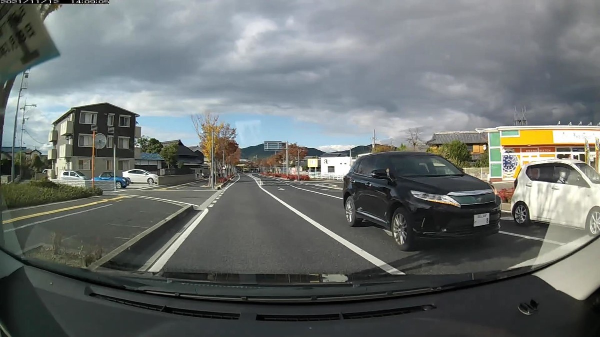 ☆★☆【令和3年11月12日㈮遭遇車リスト】 国道経由ルート、走行距離3500m 自宅 400m圏内(毎日必ず嫌がらせ容疑車が現れる圏内 )の遭遇車総数5台。 仕事場300m圏内(上記圏内に次いで嫌がらせの多い地点 )の遭遇車総数4台。 〇塗色 遭遇順 車種 ナンバー 遭遇地点までの走行距離(特徴&容疑) ③青 VW 神戸330 め 1309 50m(青塗色) ⑤黄 N-BOX 岡山580 ま 7596 220m(黄塗色) ➍黒 ハリアー 岡山30H や ・・・8 3100m(1桁№) ➌青 エブリイ 岡山581 ち ・・・8 3300m(青、2台連続1桁№) ※自宅集落出口前に、道路の逆車線側に停車して待ち構えている青色がいた。その車は、僕が途中で国道沿線のコンビニに寄るまで、ずっと後ろを付いてきた。僕がコンビニに寄ると、国道を逸れて去って行った。 ※僕がいつも国道を下りる地点に、・・・8が2台連続で待ち構えていた。 ※しっかりと毎日、最初最後6台程度以内を中心に複数の容疑車が、不自然な頻度の現れ方をしている。ただ、この日1日の状況だけを見ても何も分からない。同様の説明が当てはまる状況が、4年近く、毎日続いていることこそが論点である。偶然が多少混在していようが、事実は事実である。