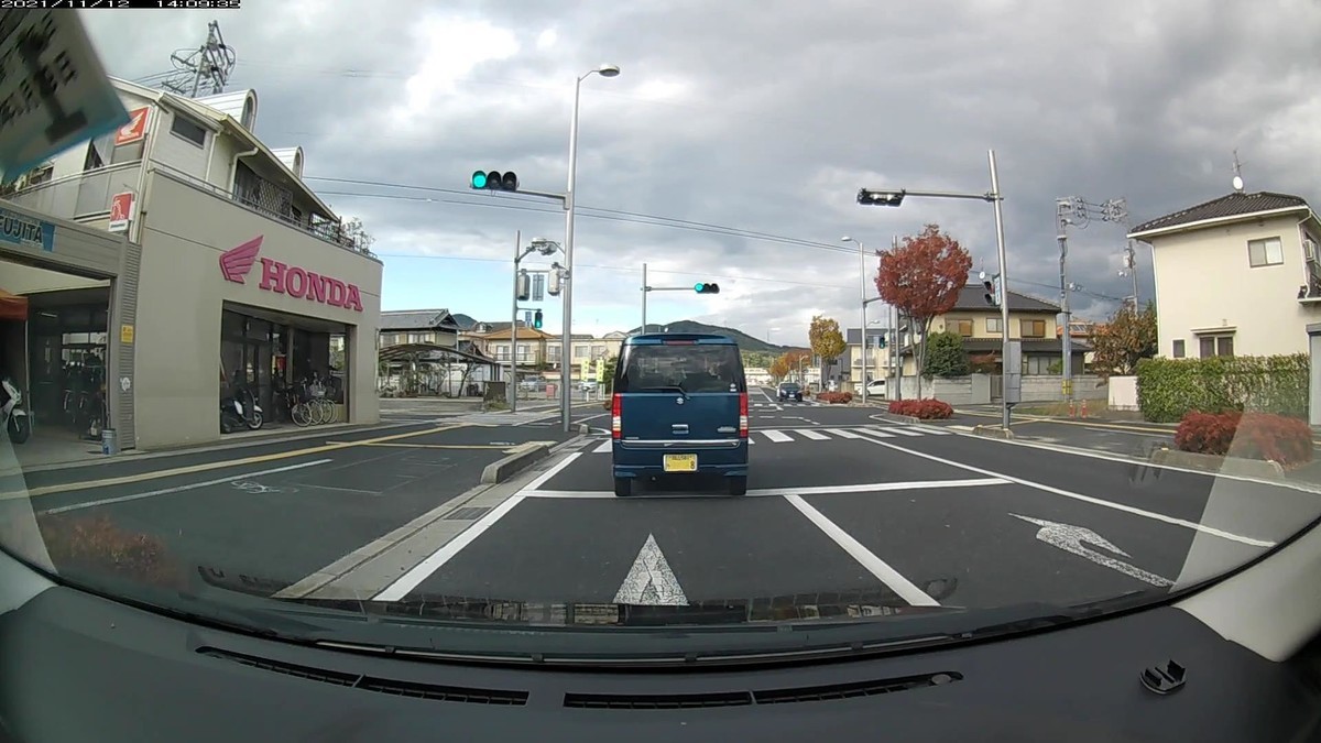 ☆★☆【令和3年11月12日㈮遭遇車リスト】 国道経由ルート、走行距離3500m 自宅 400m圏内(毎日必ず嫌がらせ容疑車が現れる圏内 )の遭遇車総数5台。 仕事場300m圏内(上記圏内に次いで嫌がらせの多い地点 )の遭遇車総数4台。 〇塗色 遭遇順 車種 ナンバー 遭遇地点までの走行距離(特徴&容疑) ③青 VW 神戸330 め 1309 50m(青塗色) ⑤黄 N-BOX 岡山580 ま 7596 220m(黄塗色) ➍黒 ハリアー 岡山30H や ・・・8 3100m(1桁№) ➌青 エブリイ 岡山581 ち ・・・8 3300m(青、2台連続1桁№) ※自宅集落出口前に、道路の逆車線側に停車して待ち構えている青色がいた。その車は、僕が途中で国道沿線のコンビニに寄るまで、ずっと後ろを付いてきた。僕がコンビニに寄ると、国道を逸れて去って行った。 ※僕がいつも国道を下りる地点に、・・・8が2台連続で待ち構えていた。 ※しっかりと毎日、最初最後6台程度以内を中心に複数の容疑車が、不自然な頻度の現れ方をしている。ただ、この日1日の状況だけを見ても何も分からない。同様の説明が当てはまる状況が、4年近く、毎日続いていることこそが論点である。偶然が多少混在していようが、事実は事実である。