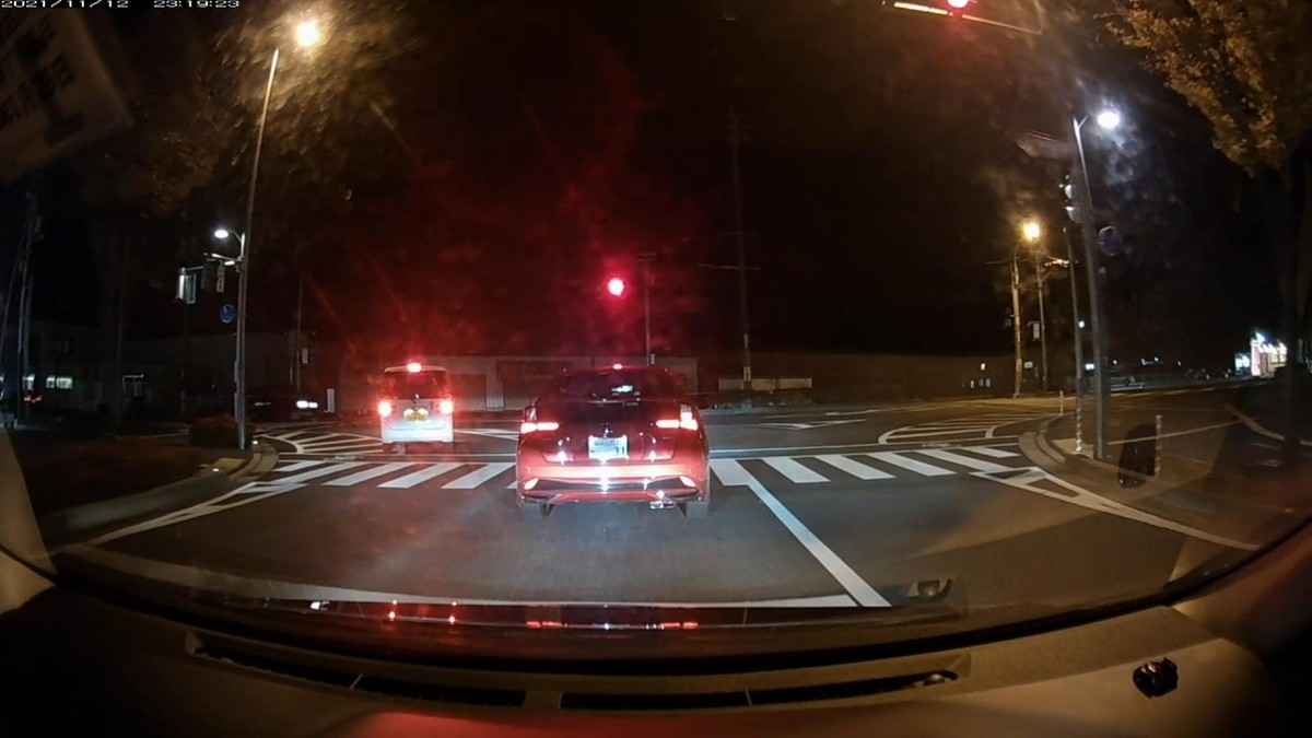 【遭遇車両リスト】➊は「最後の１台」の意。  令和３年１１月１２日㈮遭遇ＮＡ台。国道経由ルート。３５００ｍ。遭遇ＮＡ台。  遭遇順　塗色　車種　　ナンバー　　　遭遇時の走行距離（特徴・容疑）  ①赤　プリウス　岡山３５７　め　・・３１　　　２０ｍ（赤塗色・２桁ナンバー）  ➊銀　軽自動車　岡山５８１　も　２０９５　３３００ｍ（赤青黄鉄道車両画像ググらせ№）