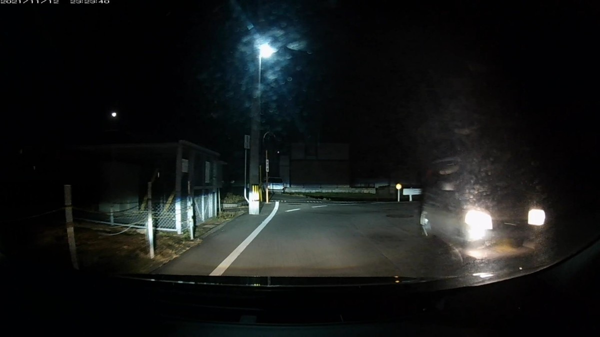 【遭遇車両リスト】➊は「最後の１台」の意。  令和３年１１月１２日㈮遭遇ＮＡ台。国道経由ルート。３５００ｍ。遭遇ＮＡ台。  遭遇順　塗色　車種　　ナンバー　　　遭遇時の走行距離（特徴・容疑）  ①赤　プリウス　岡山３５７　め　・・３１　　　２０ｍ（赤塗色・２桁ナンバー）  ➊銀　軽自動車　岡山５８１　も　２０９５　３３００ｍ（赤青黄鉄道車両画像ググらせ№）