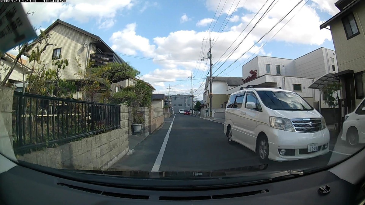 ☆★☆【令和3年11月13日㈯遭遇車リスト】 国道経由ルート、走行距離3500m 自宅 400m圏内(毎日必ず嫌がらせ容疑車が現れる圏内 )の遭遇車総数5台。 仕事場300m圏内(上記圏内に次いで嫌がらせの多い地点 )の遭遇車総数9台。 〇塗色 遭遇順 車種 ナンバー 遭遇地点までの走行距離(特徴&容疑) ①白 アルファード 岡山352 ら 1001 60m(次の車と類似№) ②赤 アクア 岡山562 む 8008 70m(赤塗色) ③赤黄 ハイゼット 倉敷480 う 4128 180m(赤黄ツートン) ④褐色 ヴェゼル 岡山331 ら 1555 230m(4桁中3桁同字) ⑤赤 ヴェリーサ 岡山530 ま ・351 350m(赤塗色・3桁) ※自宅集落出口から、国道に出るまでの間に5台の車に遭遇し、その内実に4台が、毎日の嫌がらせ容疑要件を満足した。5台中3台もが赤塗色である。 ※しっかりと毎日、最初最後6台程度以内を中心に複数の容疑車が、不自然な頻度の現れ方をしている。ただ、この日1日の状況だけを見ても何も分からない。同様の説明が当てはまる状況が、4年近く、毎日続いていることこそが論点である。偶然が多少混在していようが、事実は事実である。