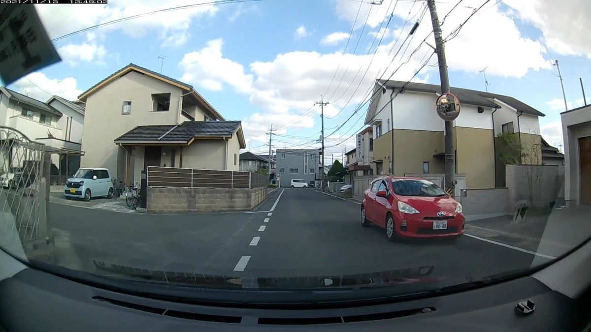 ☆★☆【令和3年11月13日㈯遭遇車リスト】 国道経由ルート、走行距離3500m 自宅 400m圏内(毎日必ず嫌がらせ容疑車が現れる圏内 )の遭遇車総数5台。 仕事場300m圏内(上記圏内に次いで嫌がらせの多い地点 )の遭遇車総数9台。 〇塗色 遭遇順 車種 ナンバー 遭遇地点までの走行距離(特徴&容疑) ①白 アルファード 岡山352 ら 1001 60m(次の車と類似№) ②赤 アクア 岡山562 む 8008 70m(赤塗色) ③赤黄 ハイゼット 倉敷480 う 4128 180m(赤黄ツートン) ④褐色 ヴェゼル 岡山331 ら 1555 230m(4桁中3桁同字) ⑤赤 ヴェリーサ 岡山530 ま ・351 350m(赤塗色・3桁) ※自宅集落出口から、国道に出るまでの間に5台の車に遭遇し、その内実に4台が、毎日の嫌がらせ容疑要件を満足した。5台中3台もが赤塗色である。 ※しっかりと毎日、最初最後6台程度以内を中心に複数の容疑車が、不自然な頻度の現れ方をしている。ただ、この日1日の状況だけを見ても何も分からない。同様の説明が当てはまる状況が、4年近く、毎日続いていることこそが論点である。偶然が多少混在していようが、事実は事実である。