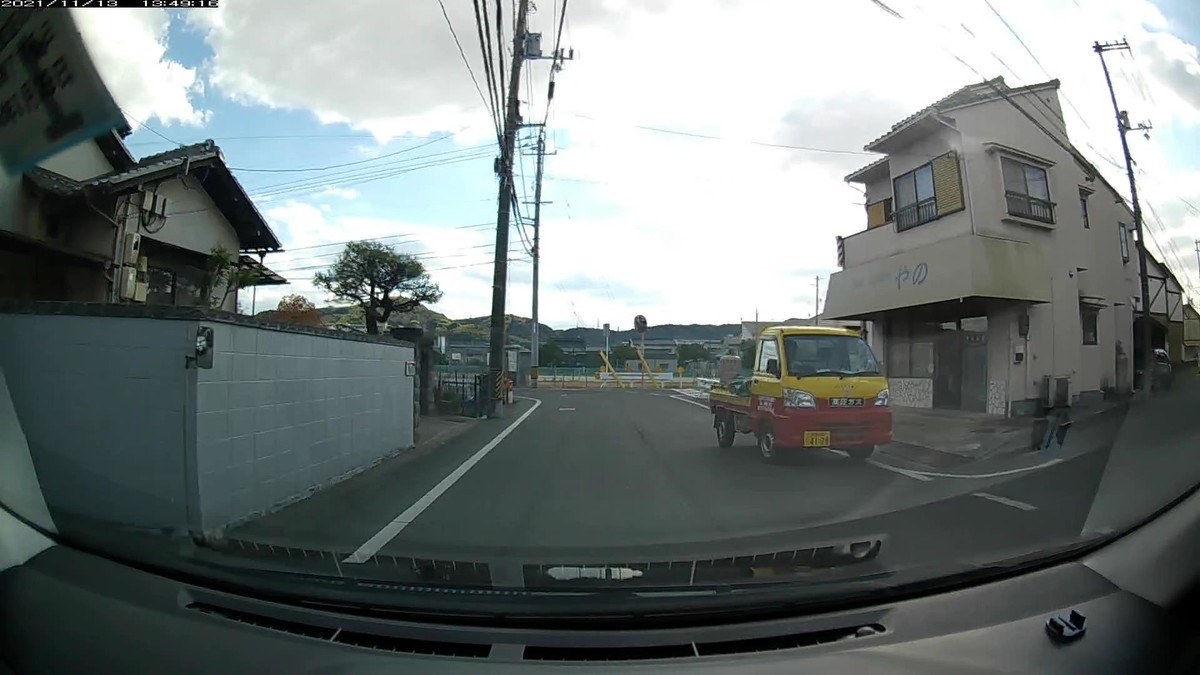 ☆★☆【令和3年11月13日㈯遭遇車リスト】 国道経由ルート、走行距離3500m 自宅 400m圏内(毎日必ず嫌がらせ容疑車が現れる圏内 )の遭遇車総数5台。 仕事場300m圏内(上記圏内に次いで嫌がらせの多い地点 )の遭遇車総数9台。 〇塗色 遭遇順 車種 ナンバー 遭遇地点までの走行距離(特徴&容疑) ①白 アルファード 岡山352 ら 1001 60m(次の車と類似№) ②赤 アクア 岡山562 む 8008 70m(赤塗色) ③赤黄 ハイゼット 倉敷480 う 4128 180m(赤黄ツートン) ④褐色 ヴェゼル 岡山331 ら 1555 230m(4桁中3桁同字) ⑤赤 ヴェリーサ 岡山530 ま ・351 350m(赤塗色・3桁) ※自宅集落出口から、国道に出るまでの間に5台の車に遭遇し、その内実に4台が、毎日の嫌がらせ容疑要件を満足した。5台中3台もが赤塗色である。 ※しっかりと毎日、最初最後6台程度以内を中心に複数の容疑車が、不自然な頻度の現れ方をしている。ただ、この日1日の状況だけを見ても何も分からない。同様の説明が当てはまる状況が、4年近く、毎日続いていることこそが論点である。偶然が多少混在していようが、事実は事実である。