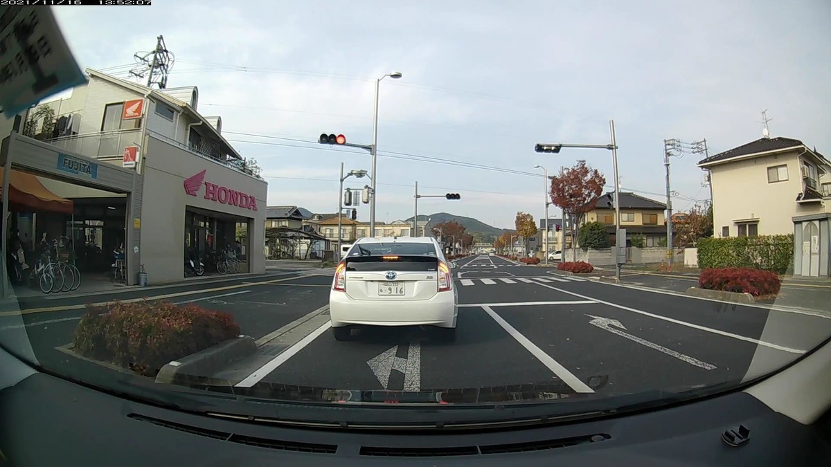 ☆★☆【令和３年１１月１６日㈫遭遇車リスト】  国道経由ルート、走行距離３５００ｍ  　自宅　３００ｍ圏内（毎日必ず嫌がらせ容疑車が現れる圏内　）の遭遇車総数３台。  　仕事場３００ｍ圏内（上記圏内に次いで嫌がらせの多い地点　）の遭遇車総数３台。  〇塗色　遭遇順　車種　ナンバー　遭遇地点までの走行距離（特徴＆容疑）  ➋黒　アクア　　岡山５３４　そ　・３１３　　３４００ｍ（３桁ナンバー）  ➊白　プリウス　岡山３３２　る　・９１６　　３４００ｍ（２連続３桁ナンバー）     　※自宅集落周辺には、特に訝しめる容疑車の登場はなかった。目的地の仕事場直近信号交差点で、わき道から現れた３桁ナンバー２台により、前後を挟まれた。２日連続の下火の日だが、とりあえずの条件合致として、偶然であろうが関係なく記録しておく。  　  　※しっかりと毎日、最初最後６台程度以内を中心に複数の容疑車が、不自然な頻度の現れ方をしている。ただ、この日１日の状況だけを見ても何も分からない。嫌がらせ容疑要件に当てはまる遭遇車すべてが作為的な嫌がらせだと言っている訳ではない。ただ、同様の説明が当てはまる状況が、４年近く、毎日続いていることこそが論点である。偶然が多少混在していようが、僕に対して嫌がらせをしている不特定多数が存在する事実は事実である。