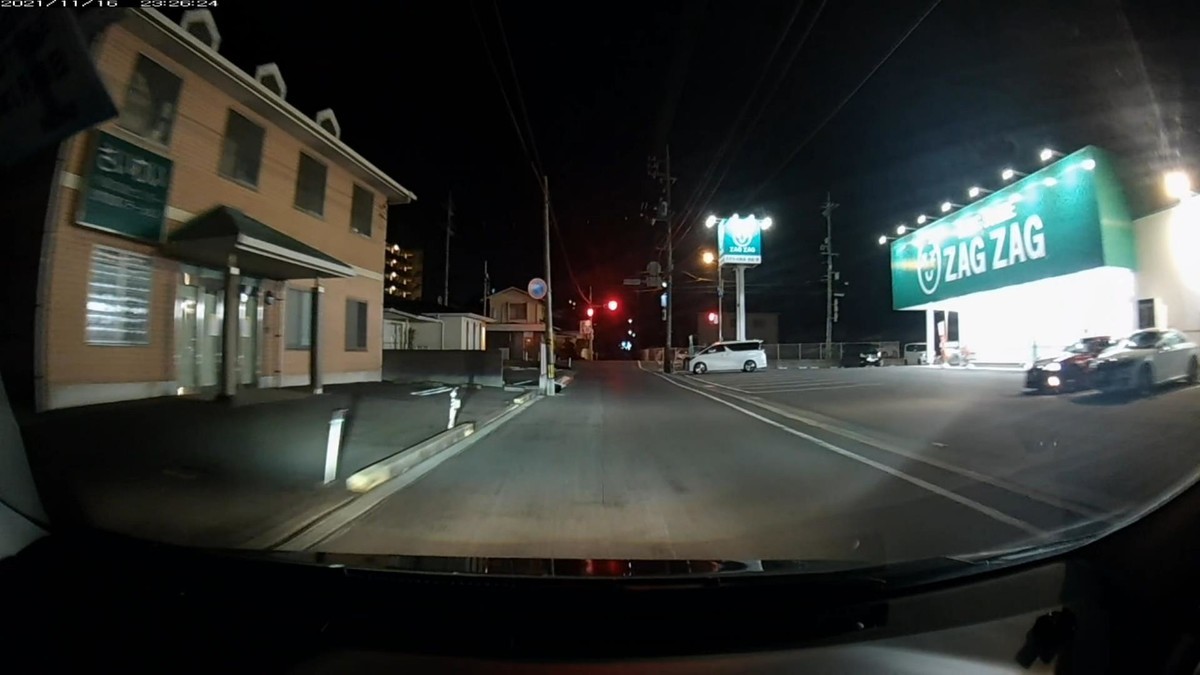 【遭遇車両リスト】①は「最初の１台」、➊は「最後の１台」の意。  令和３年１１月１６日㈫遭遇ＮＡ台。旧道経由ルート。３０００ｍ。遭遇２台。  遭遇順　塗色　車種　　ナンバー　　　遭遇時の走行距離（特徴・容疑）  ①暗紫色　Ｂセグメント　倉敷５３０　す　８９２３　１９００ｍ（赤鉄道画像№）  ②赤　　　８６　　　　　　　　　　　　　　　　　　２１００ｍ（赤塗色、照らし付け）     　※旧道ルート採用。２台のエンジンON状態遭遇車が、共に赤関連だった。