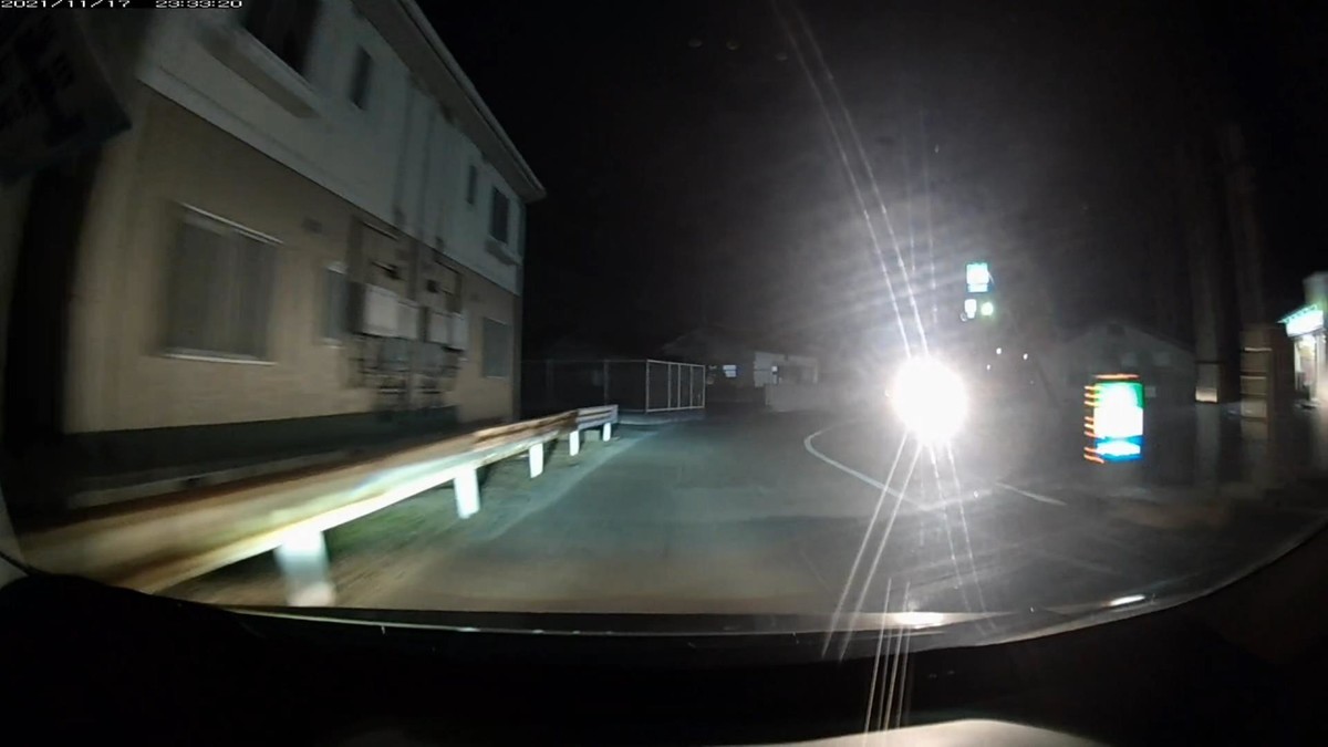 【遭遇車両リスト】①は「最初の１台」、➊は「最後の１台」の意。  令和３年１１月１７日㈬遭遇ＮＡ台。旧道経由ルート。３０００ｍ。遭遇２台。  遭遇順　塗色　車種　　ナンバー　　　遭遇時の走行距離（特徴・容疑）  ①黒　３０系プリウス　〇〇〇〇〇　〇　・４４４　１６００ｍ（３桁全同字ナンバー）  ②黄　コンフォート　　岡山５００　あ　４５３５　１７００ｍ（黄色＆ブライティング）     　※旧道ルート採用。前夜に引き続き２台の遭遇車があり、前夜に引き続き、両方ともが嫌がらせ容疑要件を満足した。ブラィティングとは、ヘッドライトのハイビームなどで照らし付ける行為の呼称である。