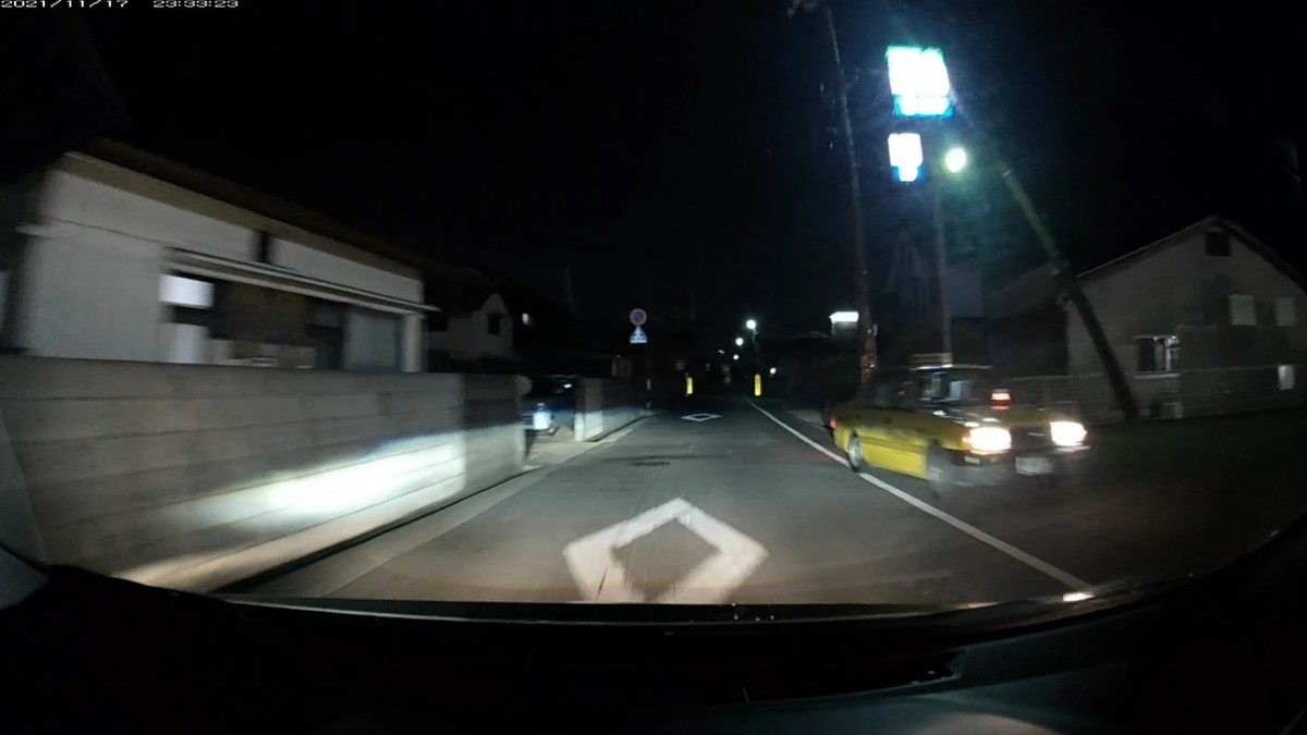 【遭遇車両リスト】①は「最初の１台」、➊は「最後の１台」の意。  令和３年１１月１７日㈬遭遇ＮＡ台。旧道経由ルート。３０００ｍ。遭遇２台。  遭遇順　塗色　車種　　ナンバー　　　遭遇時の走行距離（特徴・容疑）  ①黒　３０系プリウス　〇〇〇〇〇　〇　・４４４　１６００ｍ（３桁全同字ナンバー）  ②黄　コンフォート　　岡山５００　あ　４５３５　１７００ｍ（黄色＆ブライティング）     　※旧道ルート採用。前夜に引き続き２台の遭遇車があり、前夜に引き続き、両方ともが嫌がらせ容疑要件を満足した。ブラィティングとは、ヘッドライトのハイビームなどで照らし付ける行為の呼称である。