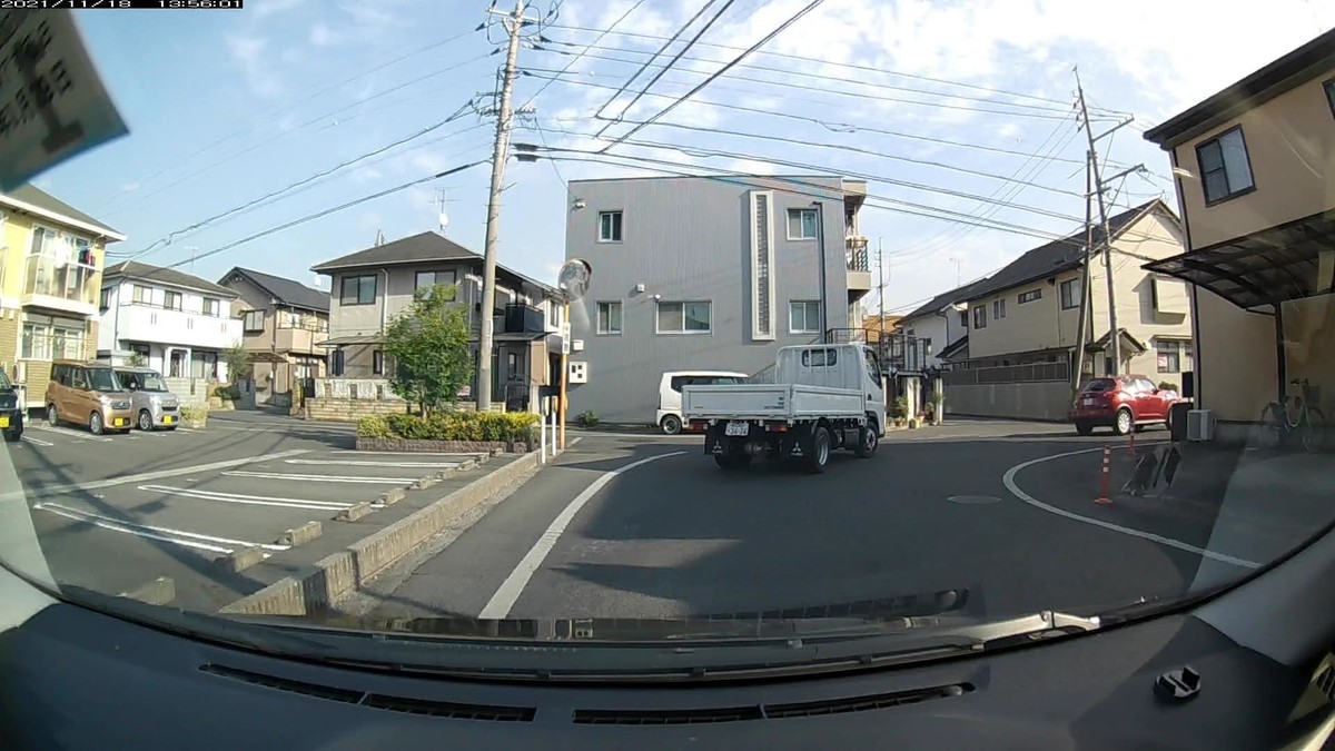☆★☆【令和３年１１月１８日㈭遭遇車リスト】  国道経由ルート、走行距離３５００ｍ  　自宅　４００ｍ圏内（毎日必ず嫌がらせ容疑車が現れる圏内　）の遭遇車総数７台。  　仕事場４００ｍ圏内（上記圏内に次いで嫌がらせの多い地点　）の遭遇車総数３台。  〇塗色　遭遇順　車種　ナンバー　遭遇地点までの走行距離（特徴＆容疑）  ①赤　ヴェゼル？　岡山３３１　ま　・８０１　　　５０ｍ　（赤塗色＆３桁ナンバー）  ④青　ラパン　　　岡山５８３　る　２３５５　　１６０ｍ　（青塗色）　　　　　　　  ➊白　ルーミー　　岡山５３１　つ　・・５２　３４００ｍ（２桁ナンバー）　　　　　     　※最初から自宅集落出口前に、赤塗色のSUVが現れた。直後、４台目の遭遇車として、青塗色が現れた。仕事場到着直前、最後の信号交差点にも、嫌がらせ容疑要件合致車、２桁ナンバー・・５２が現れた。  　  　※しっかりと毎日、最初最後６台程度以内を中心に複数の容疑車が、不自然な頻度の現れ方をしている。ただ、この日１日の状況だけを見ても何も分からない。嫌がらせ容疑要件に当てはまる遭遇車すべてが作為的な嫌がらせだと言っている訳ではない。ただ、同様の説明が当てはまる状況が、４年近く、毎日続いていることこそが論点である。偶然が多少混在していようが、僕に対して嫌がらせをしている不特定多数が存在する事実は事実である。